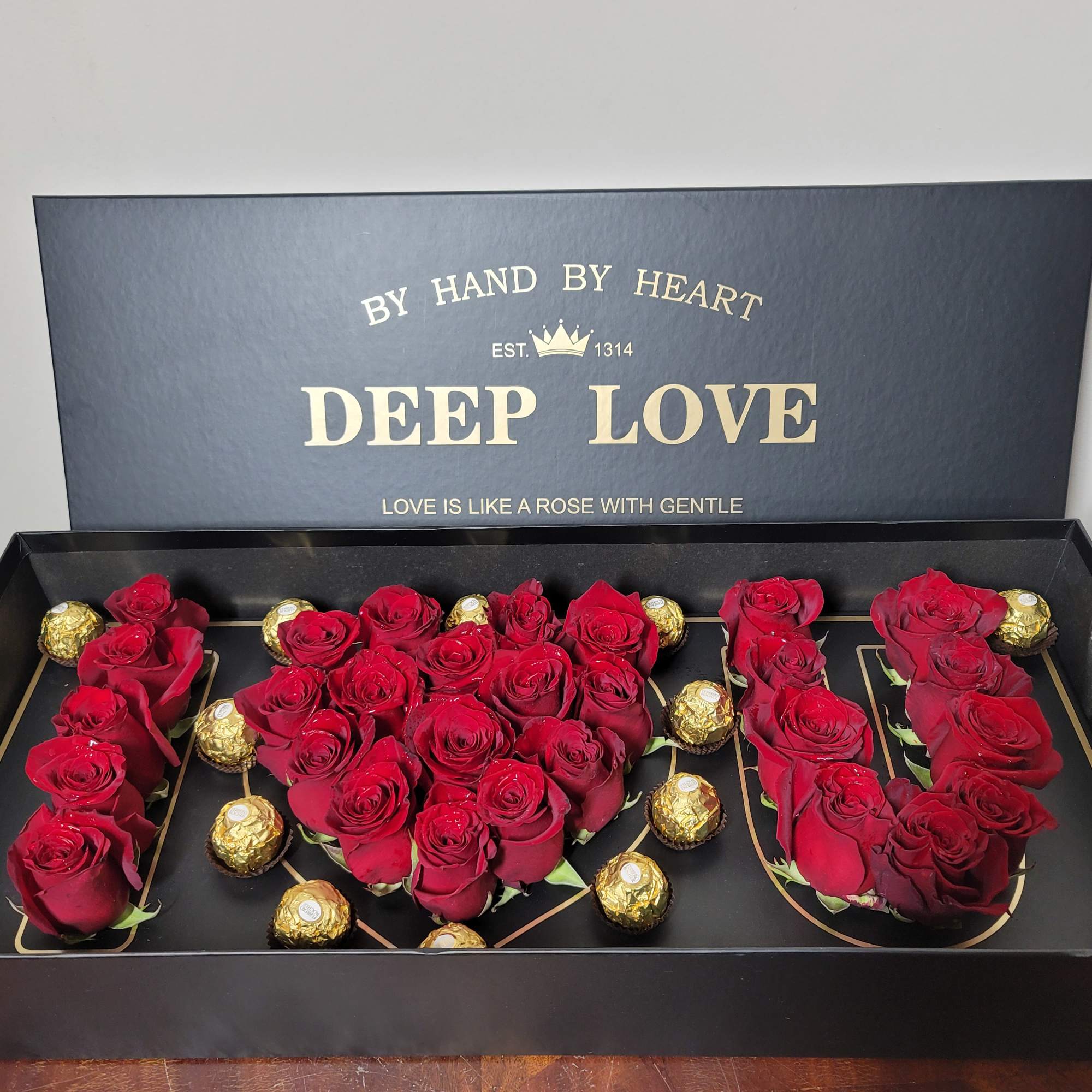I love you box includes 25 roses. Colors of roses can be