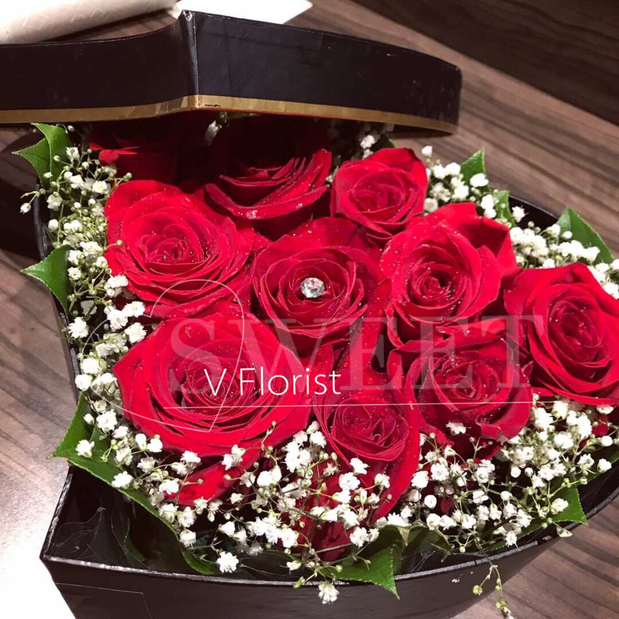 Freedom red roses in heart-shaped box in 2 sizes. Standard: 12 roses