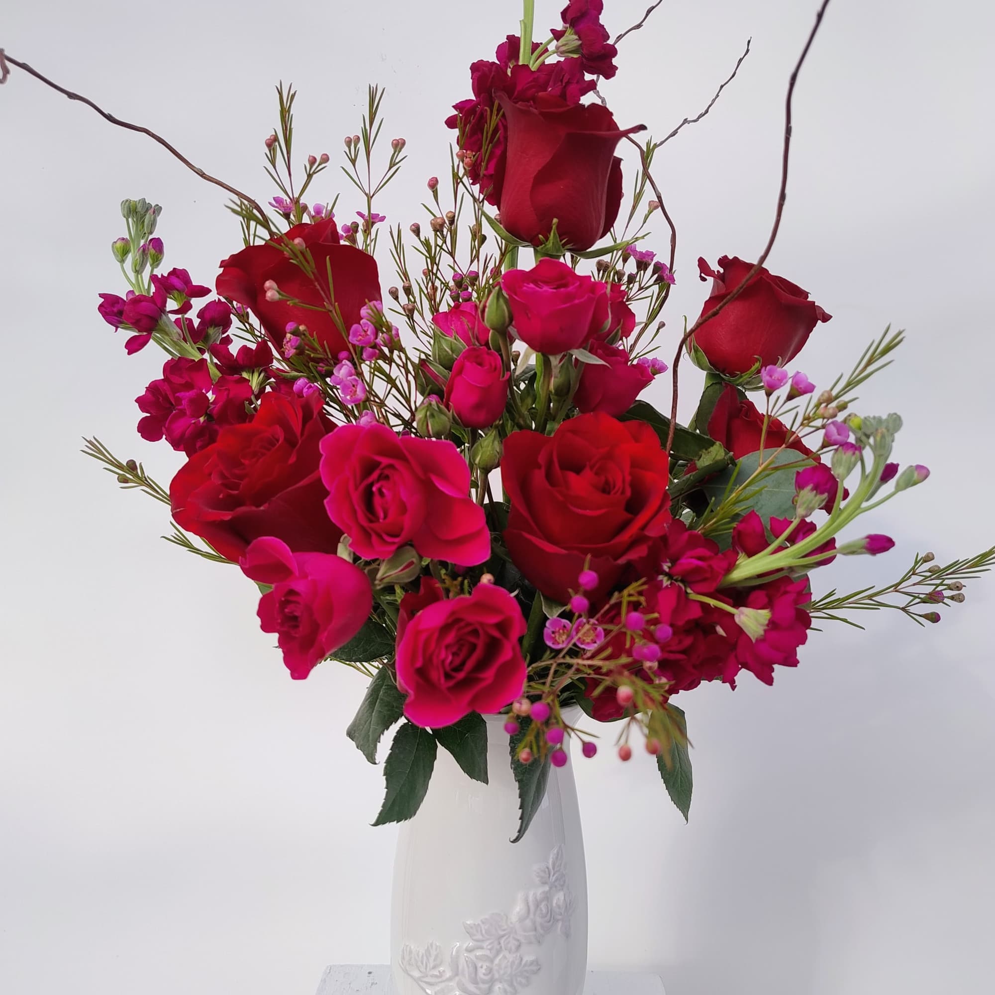 This monochromatic burst of pinks, reds and fuchsias comes designed in a