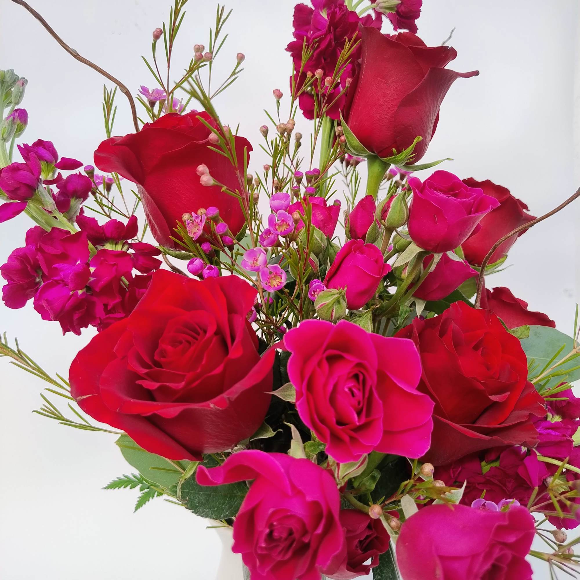 This monochromatic burst of pinks, reds and fuchsias comes designed in a