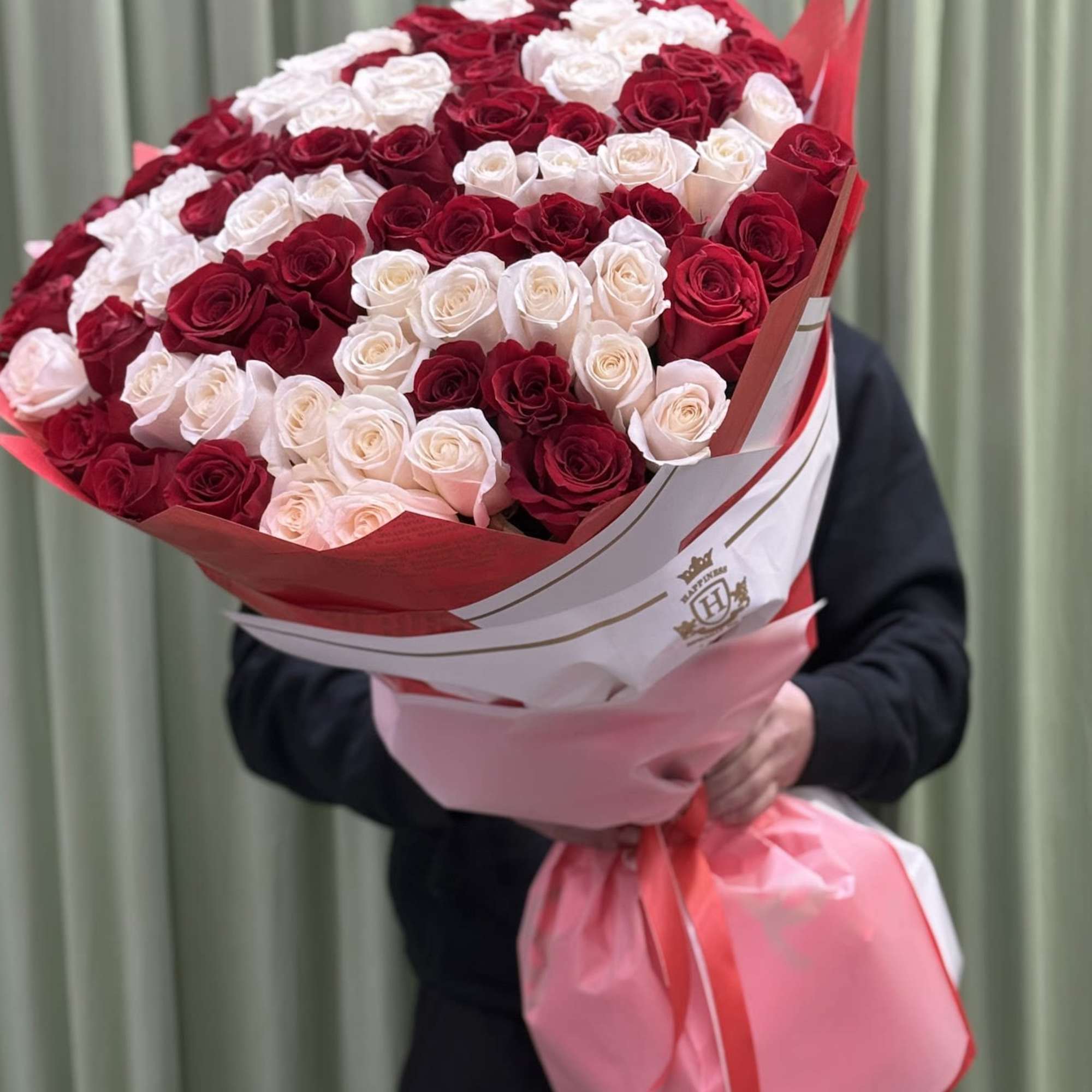 Mix  50 0r 100 red and white roses. In the photo