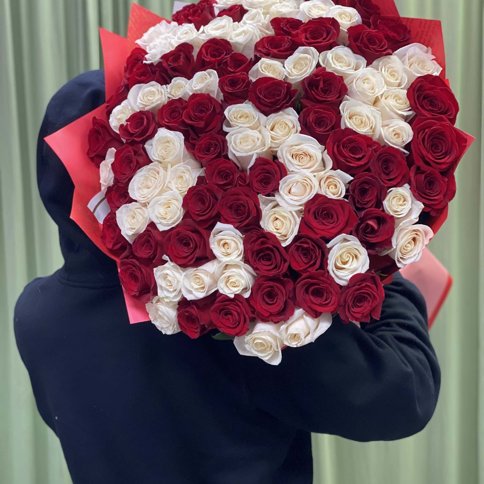 Mix  50 0r 100 red and white roses. In the photo