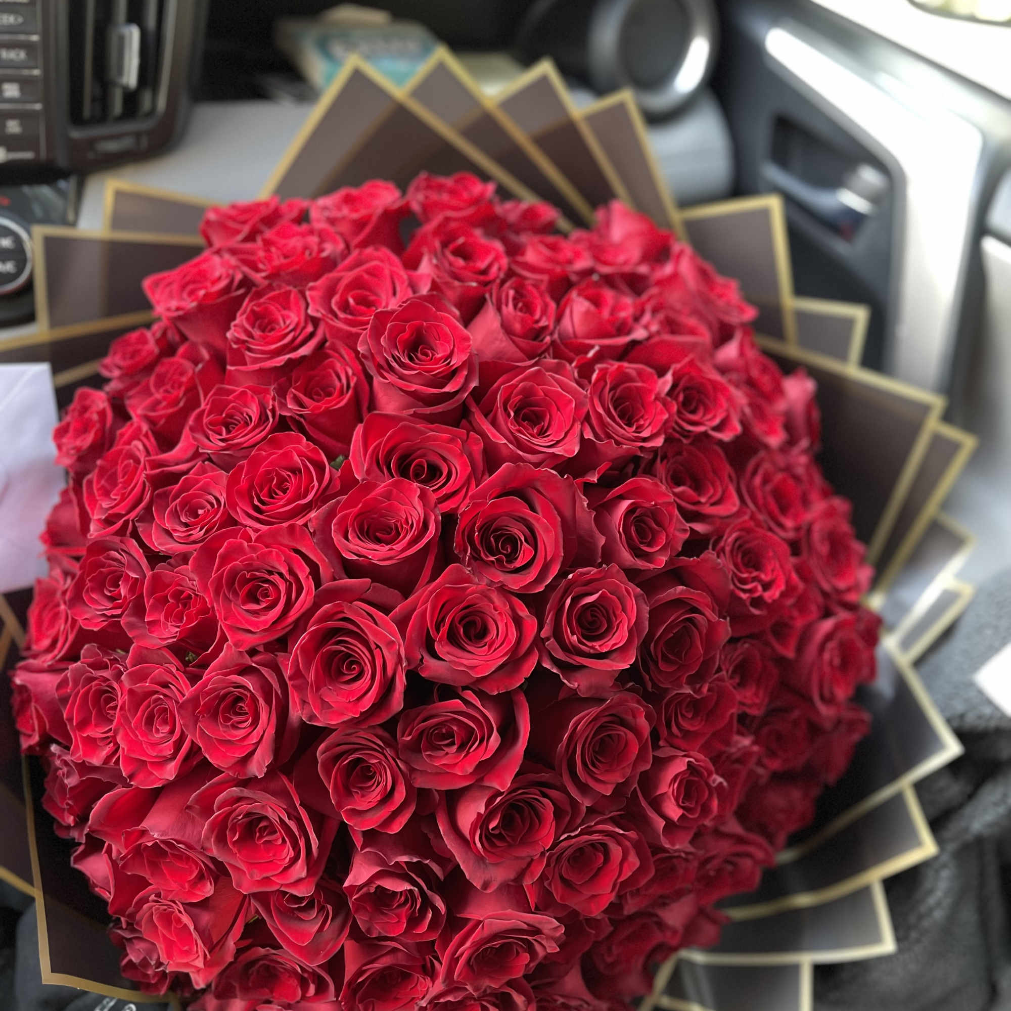 Beautiful Buch&oacute;n of roses wrapped in special paper 