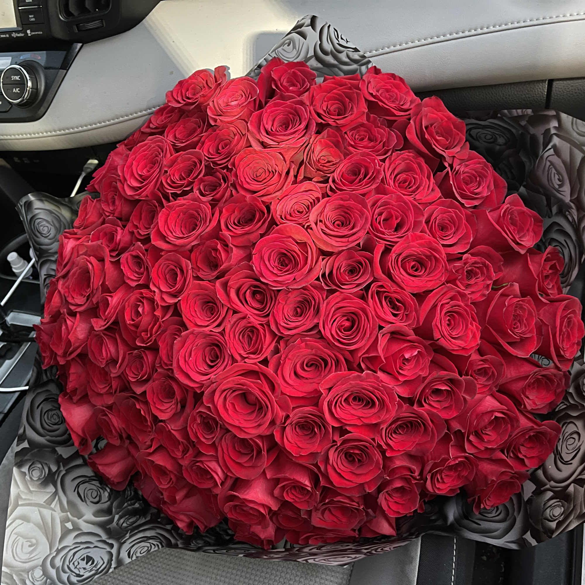 Beautiful Buch&oacute;n of roses wrapped in special paper 