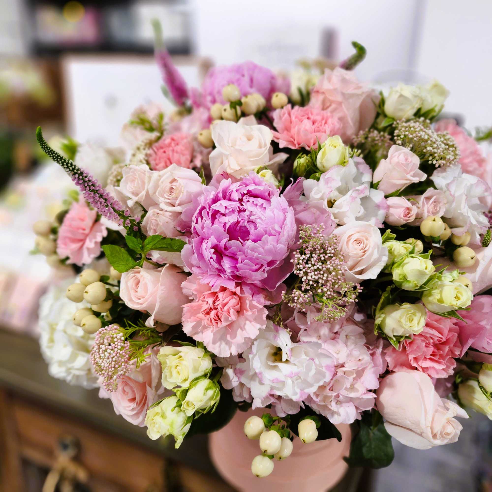 Mix Pink fresh flowers arrangement in a box

Size: H18 x W20 inches