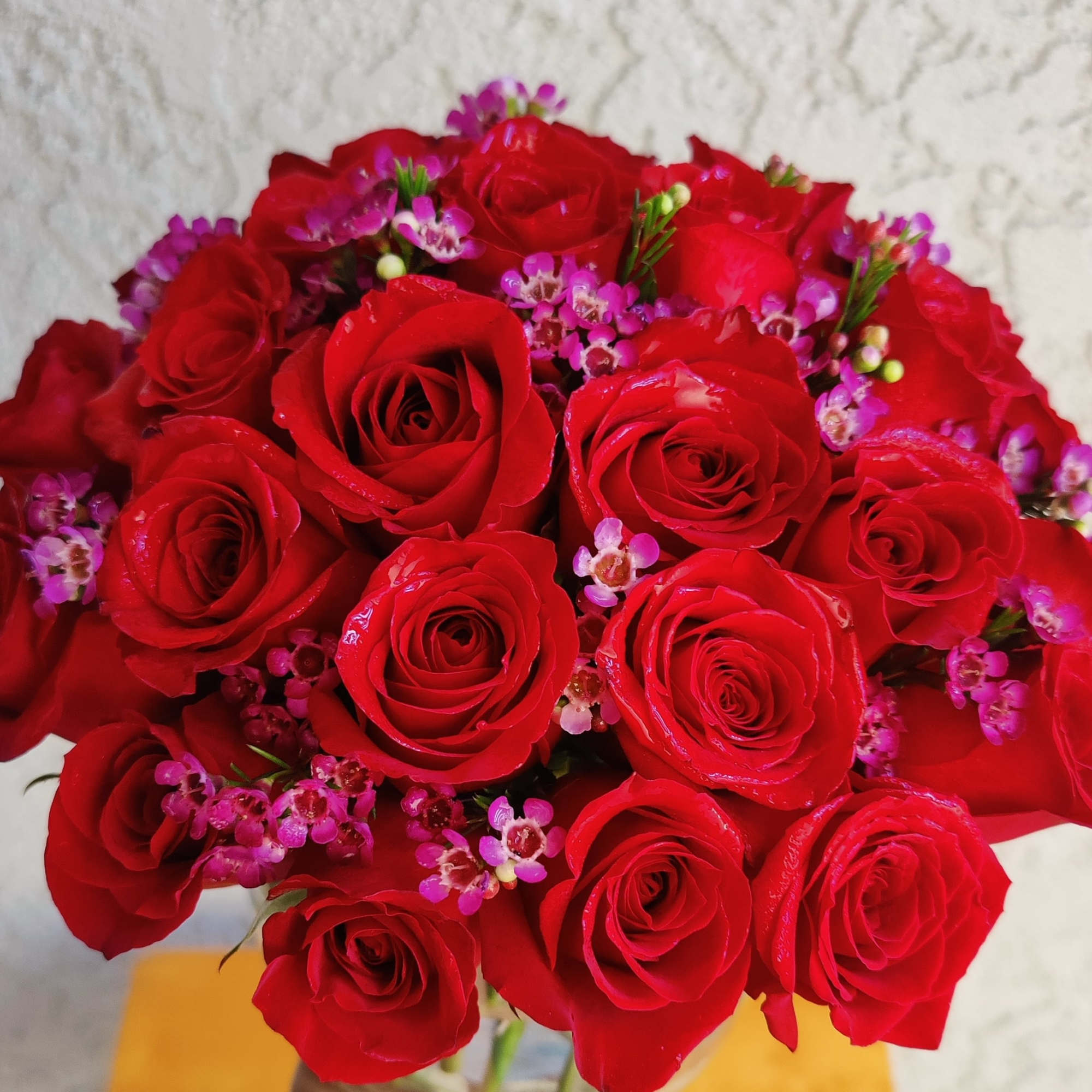 Beautiful fresh quality roses in red color.
Standard size includes 18 roses 
*