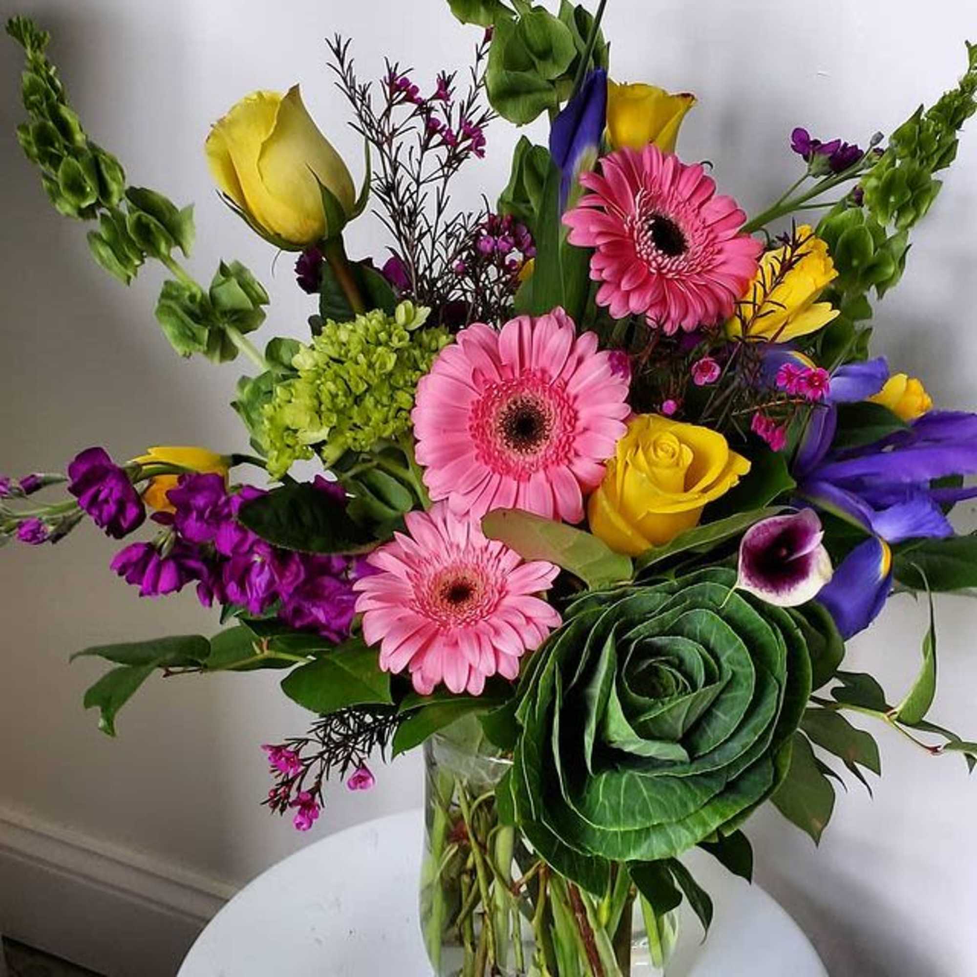 This bouquet is arranged with flowers chosen by our florists.
Not sure what