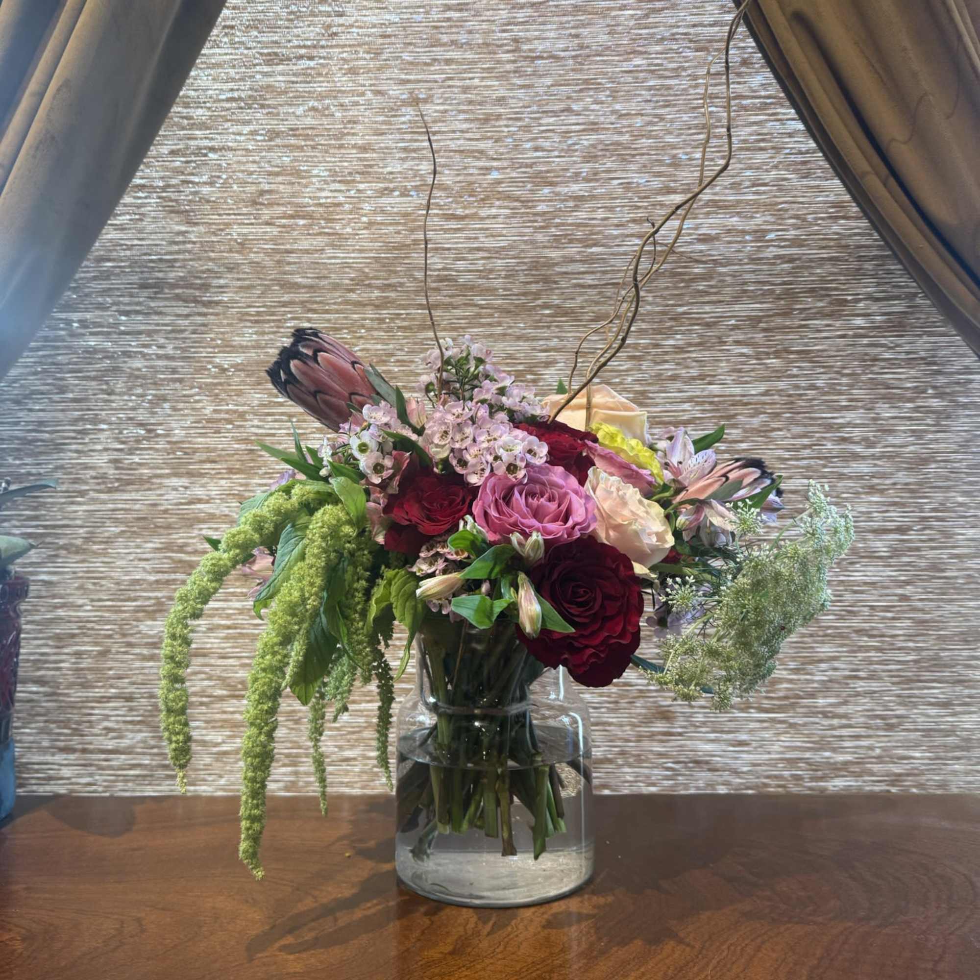 A dramatic, high-impact statement designed to stop time.

Our most elevated Valentine&rsquo;s arrangement
