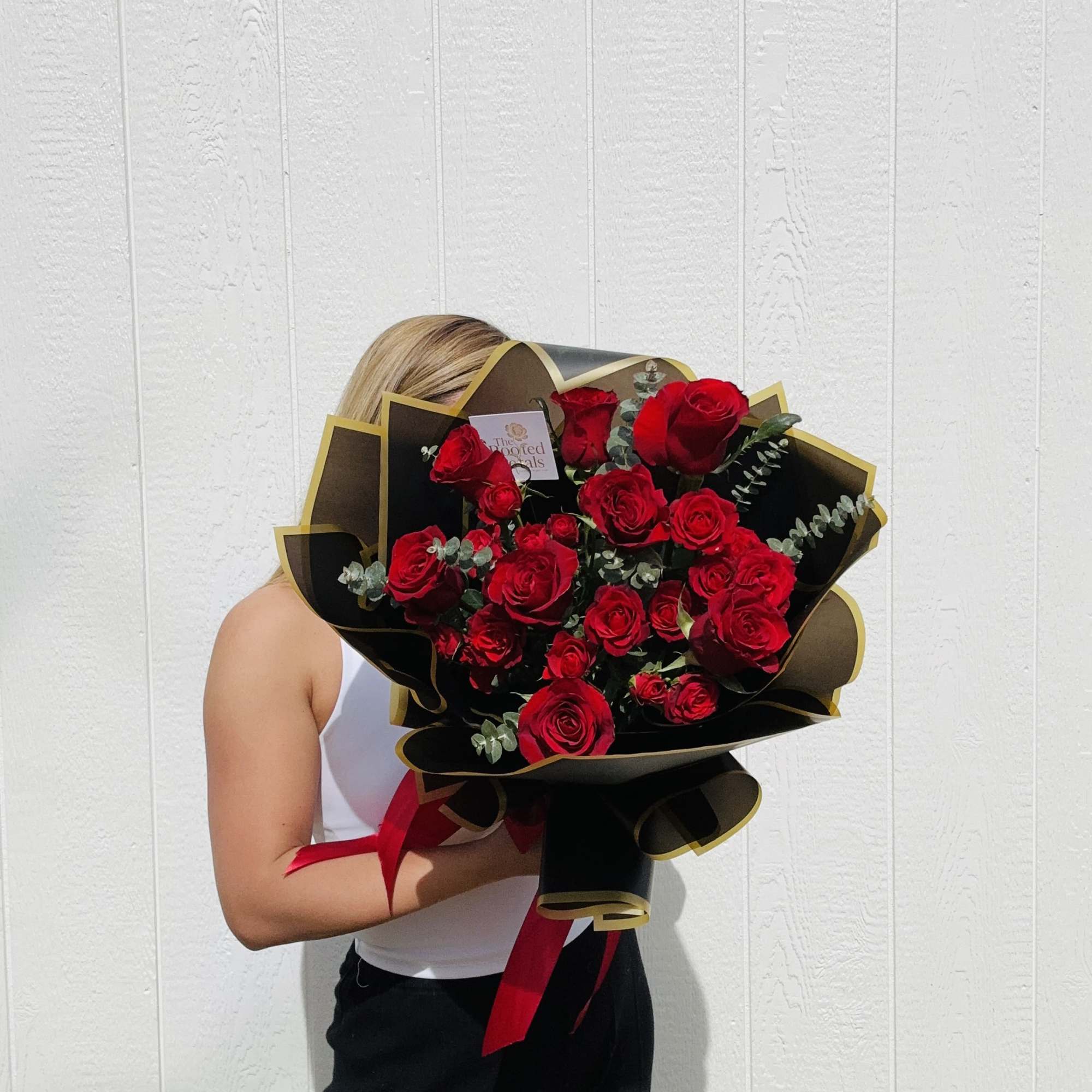 **BEST SELLER** 

A classic red bouquet never goes out of style, and