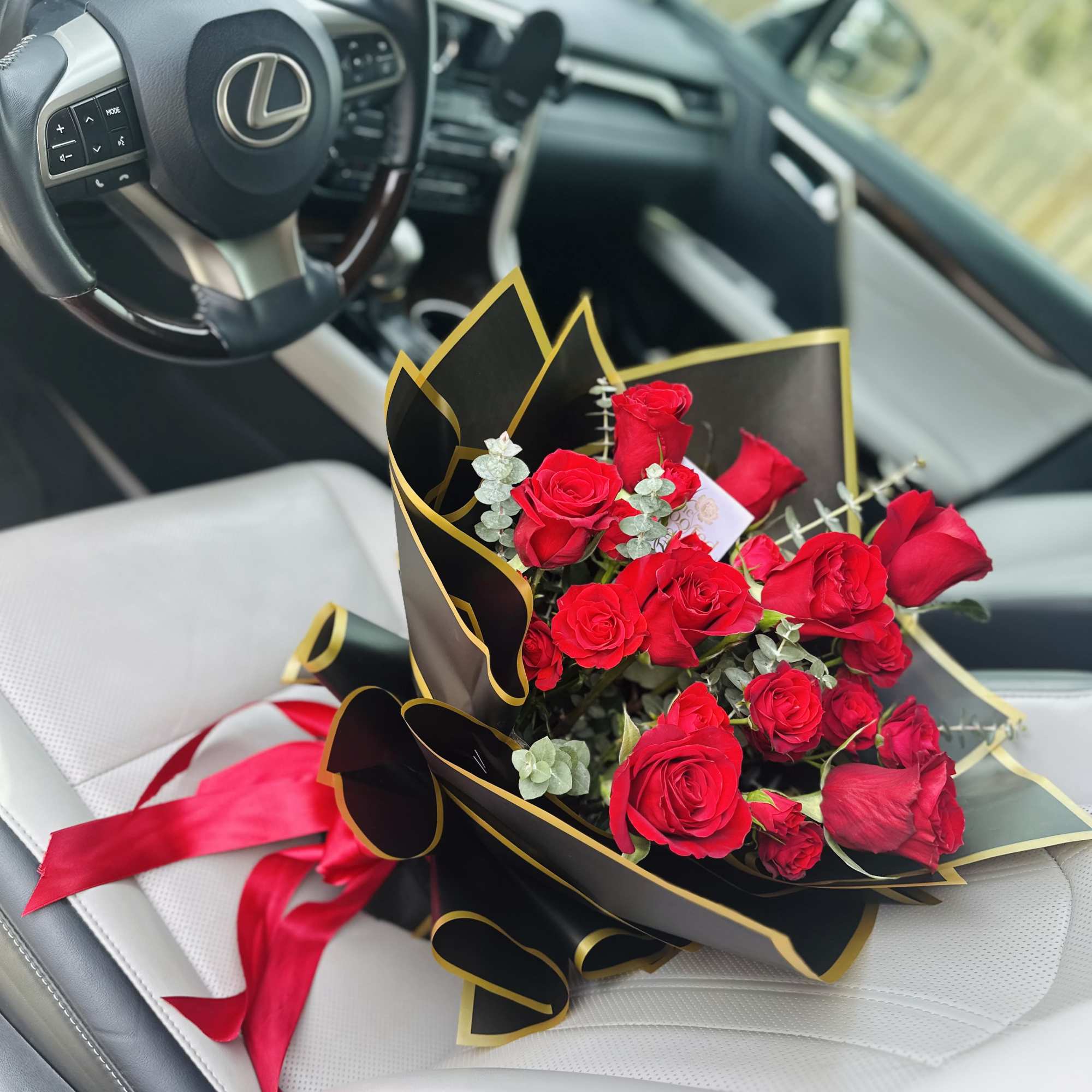 **BEST SELLER** 

A classic red bouquet never goes out of style, and