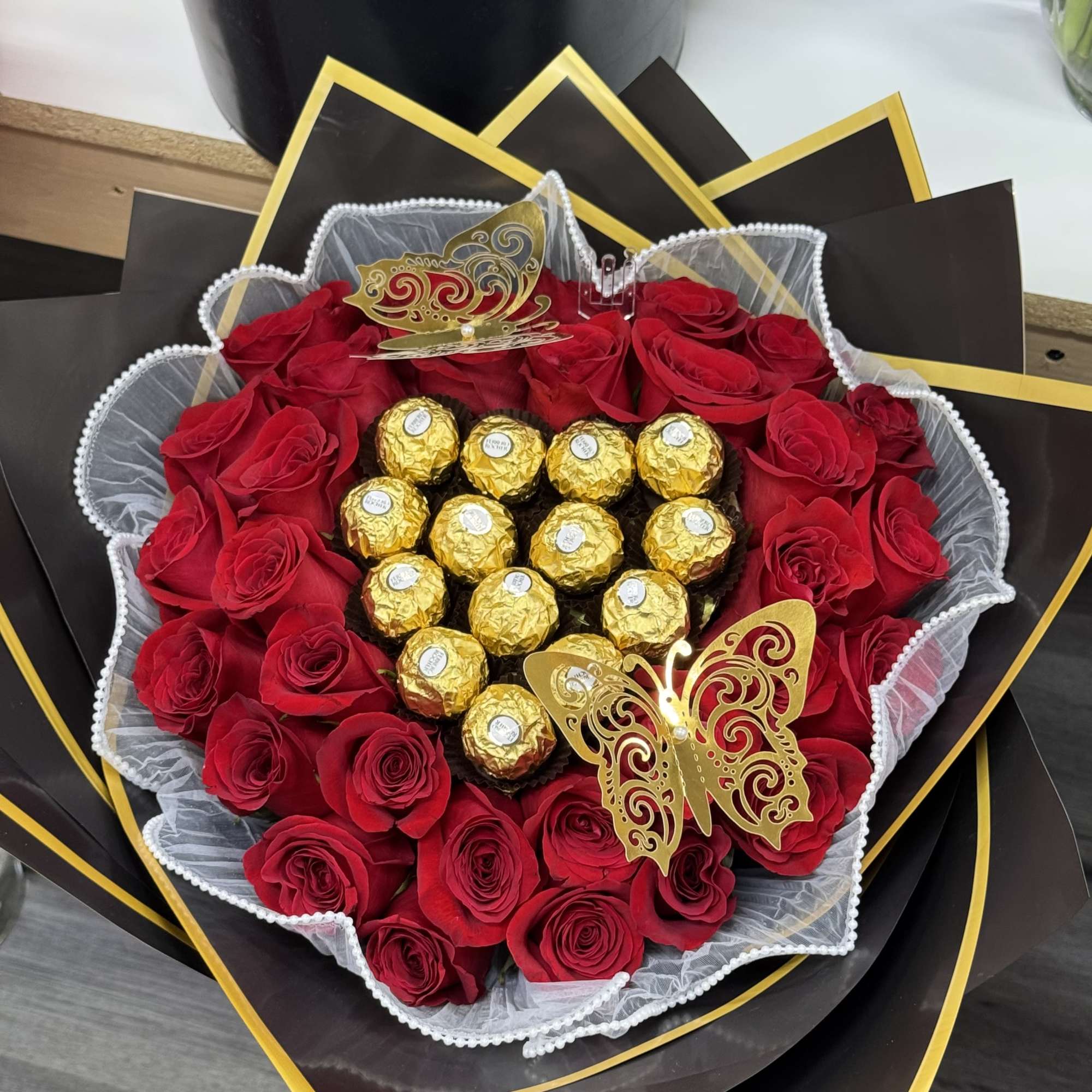 Large Bouquet, 30 Roses, 2 butterflies, decor