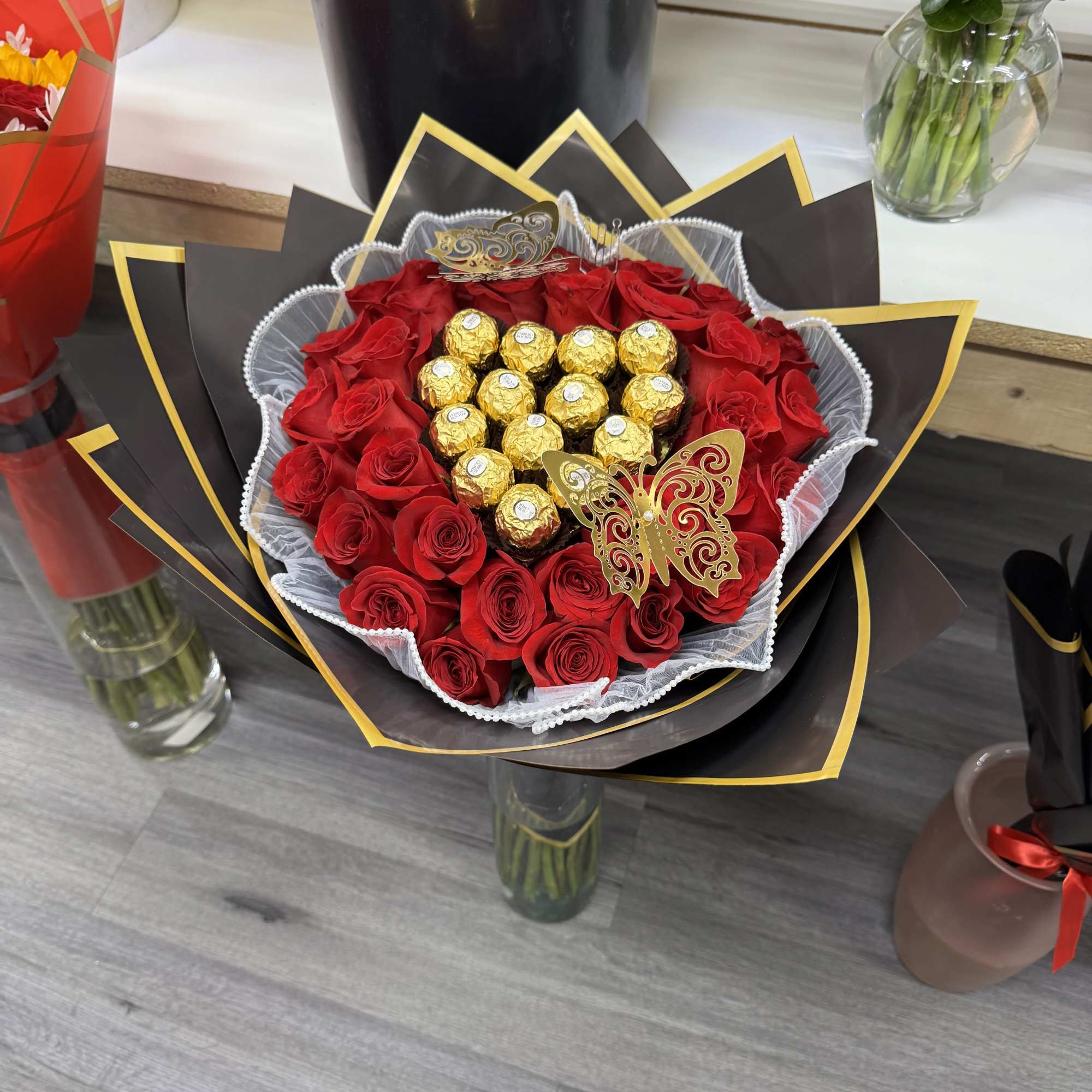 Large Bouquet, 30 Roses, 2 butterflies, decor