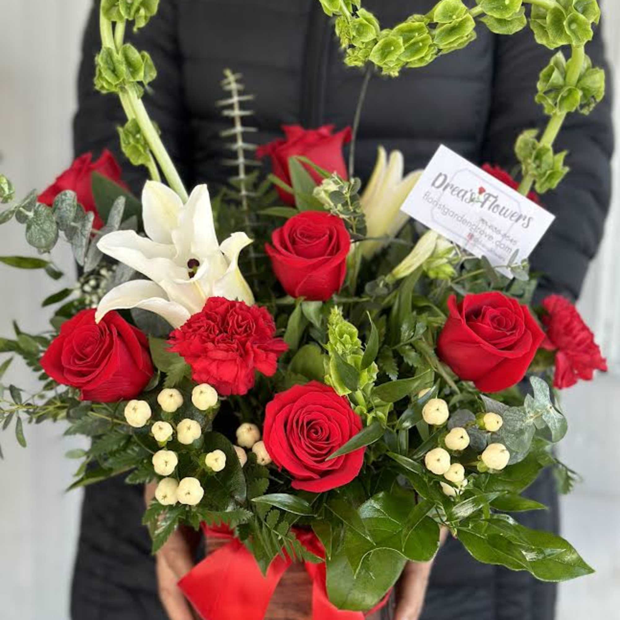 Rose mix arrangement with a heart , perfect for your love.