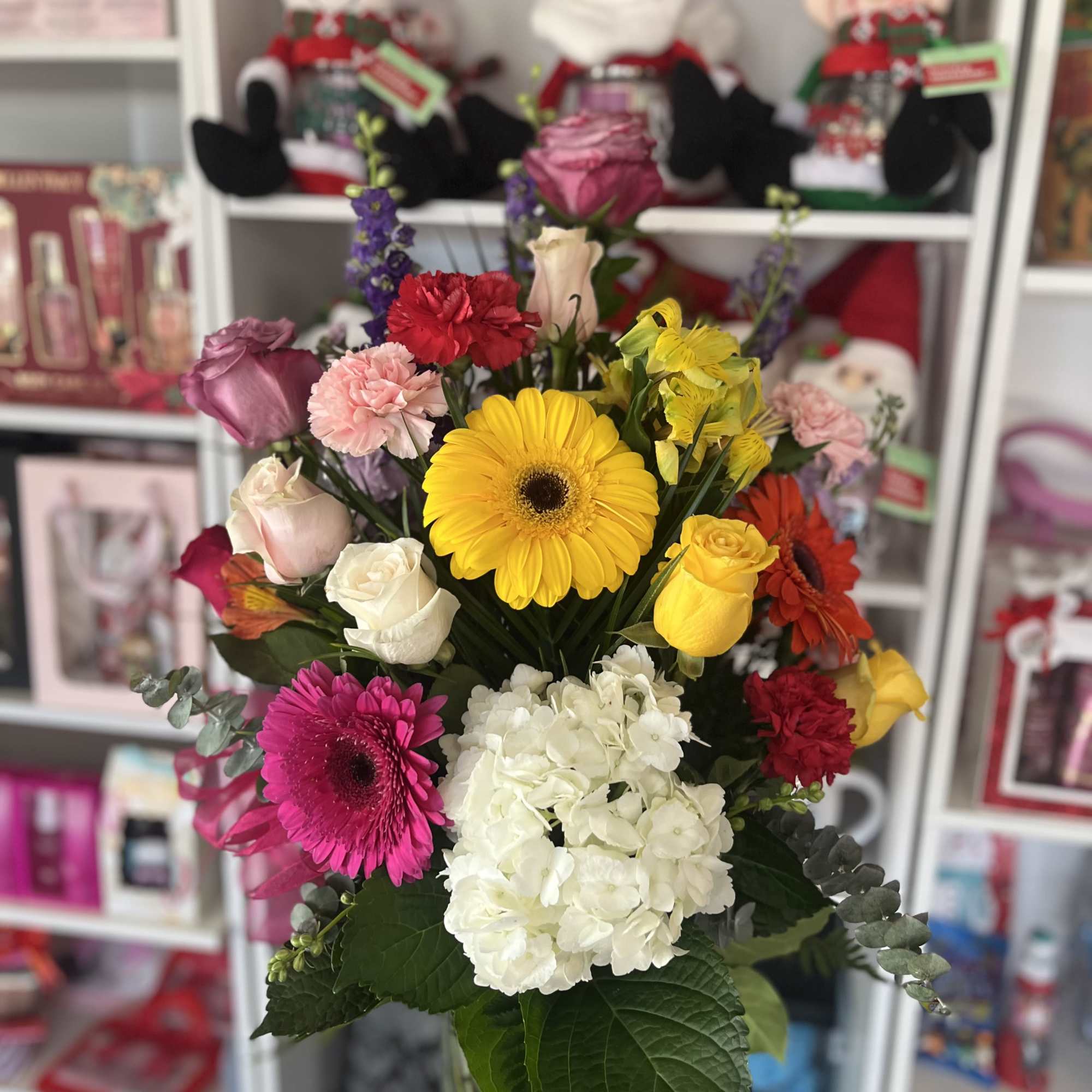 Fresh floral in large vase 

The color of Gerber flowers may vary