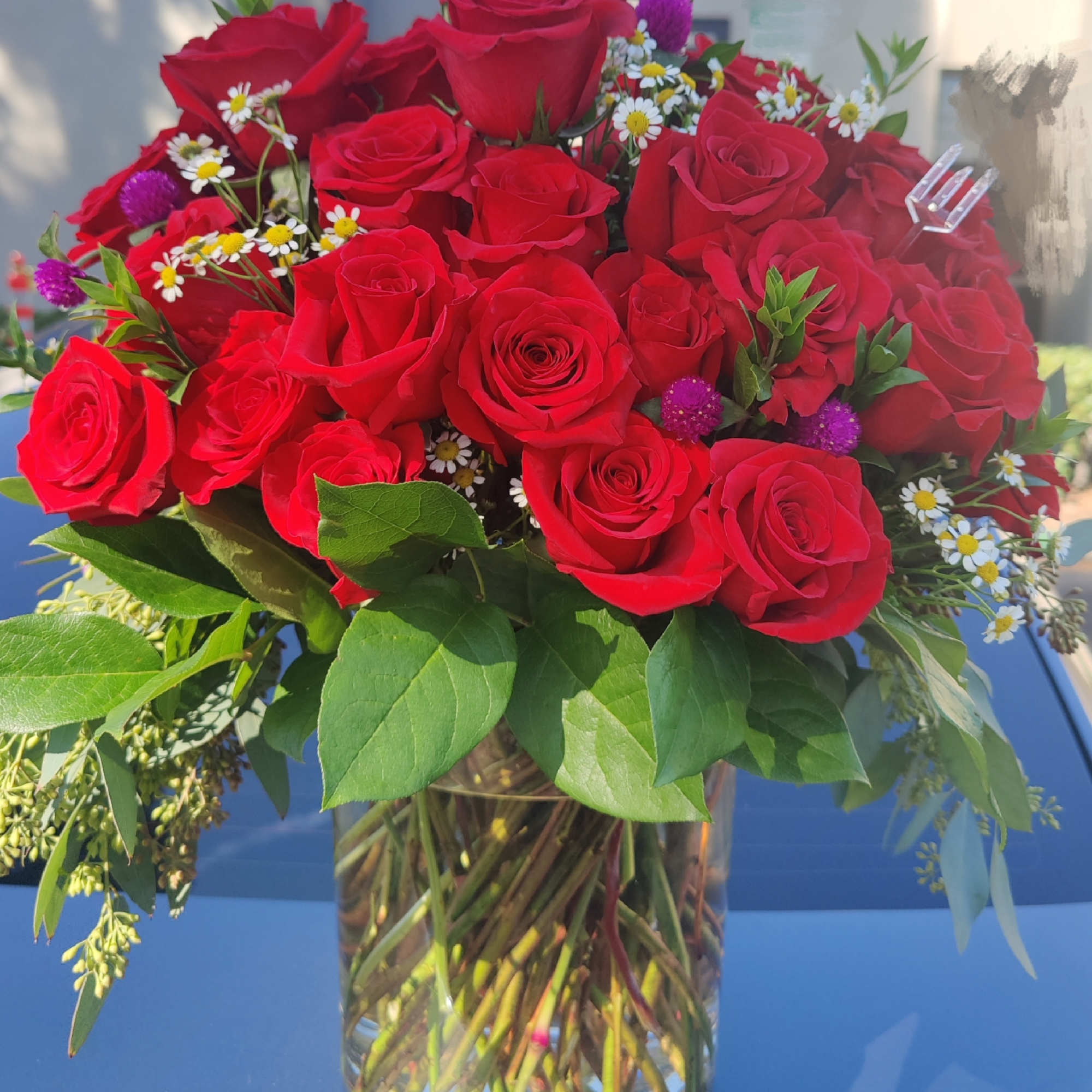 The perfect gift for a special moment.
4 Dozen of red roses from