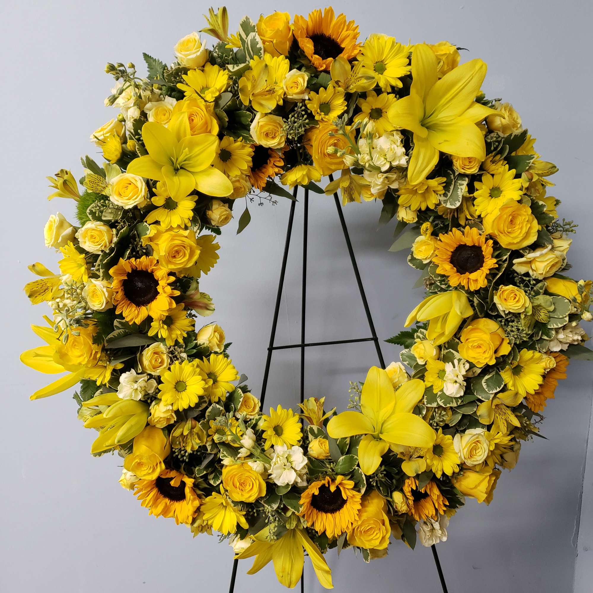 Bright and full of life, this 18-inch wreath is beautifully adorned with