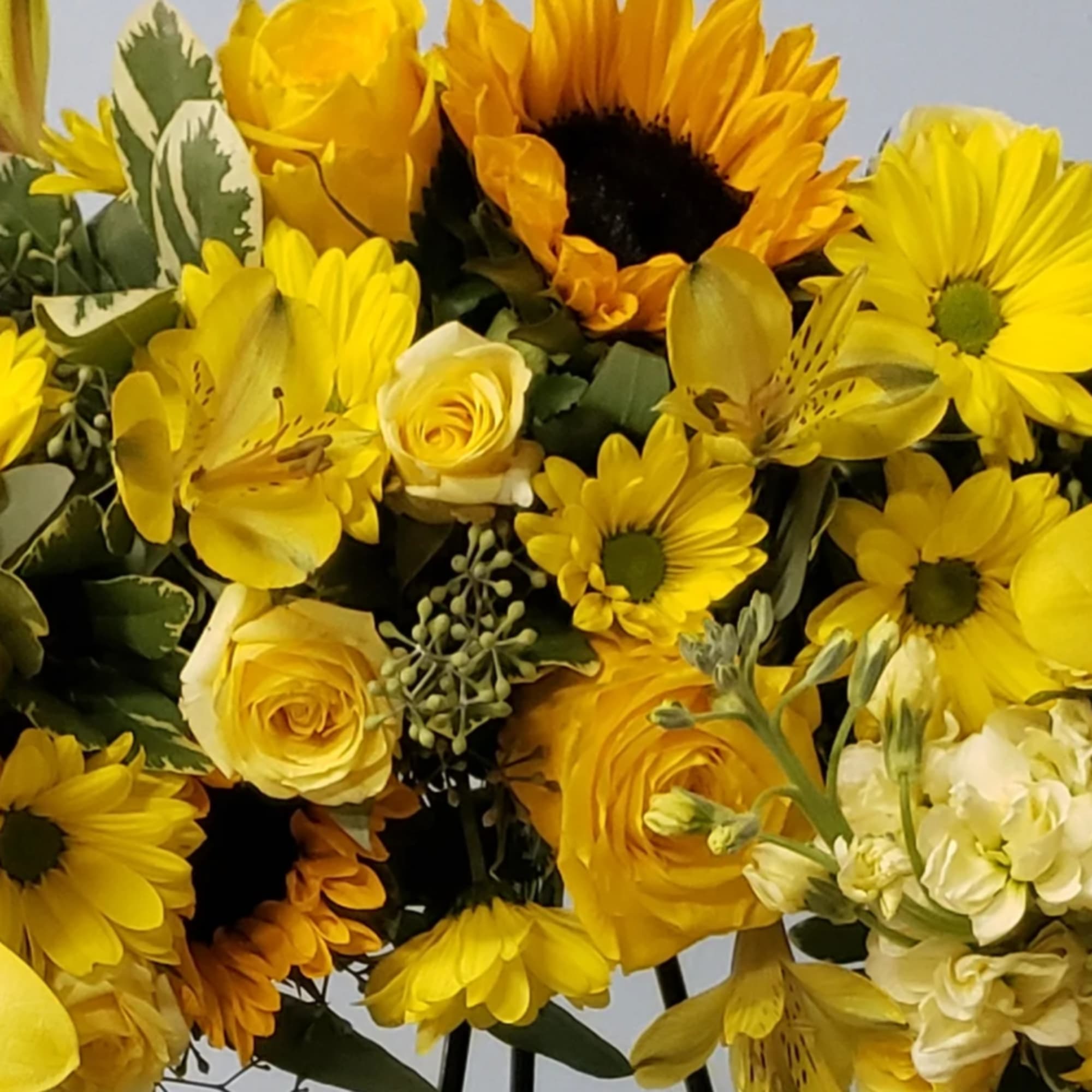 Bright and full of life, this 18-inch wreath is beautifully adorned with