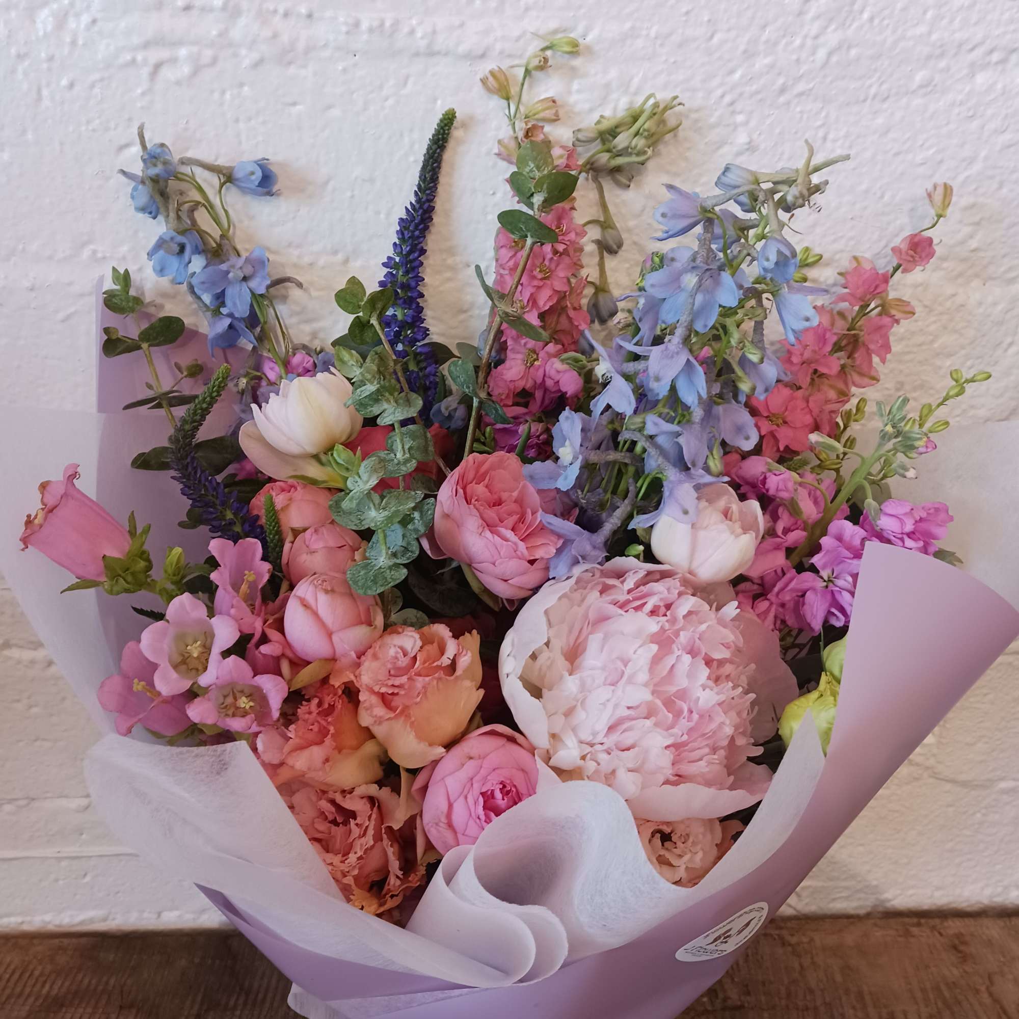 A soft bouquet that feels like a stroll through a blooming summer