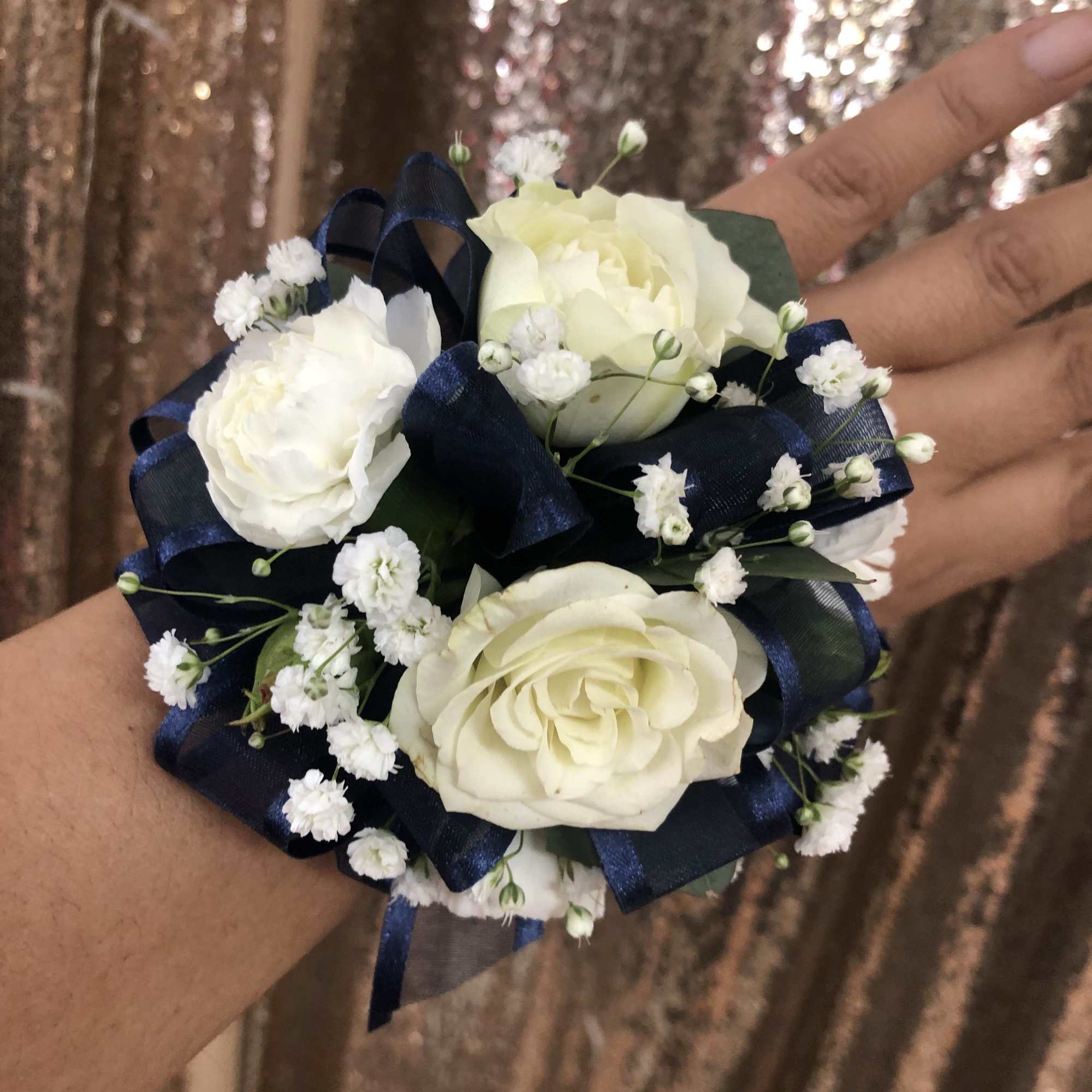 Made whit spray roses and baby&rsquo;s breath and fillers
JUST INDICATE THE COLOR