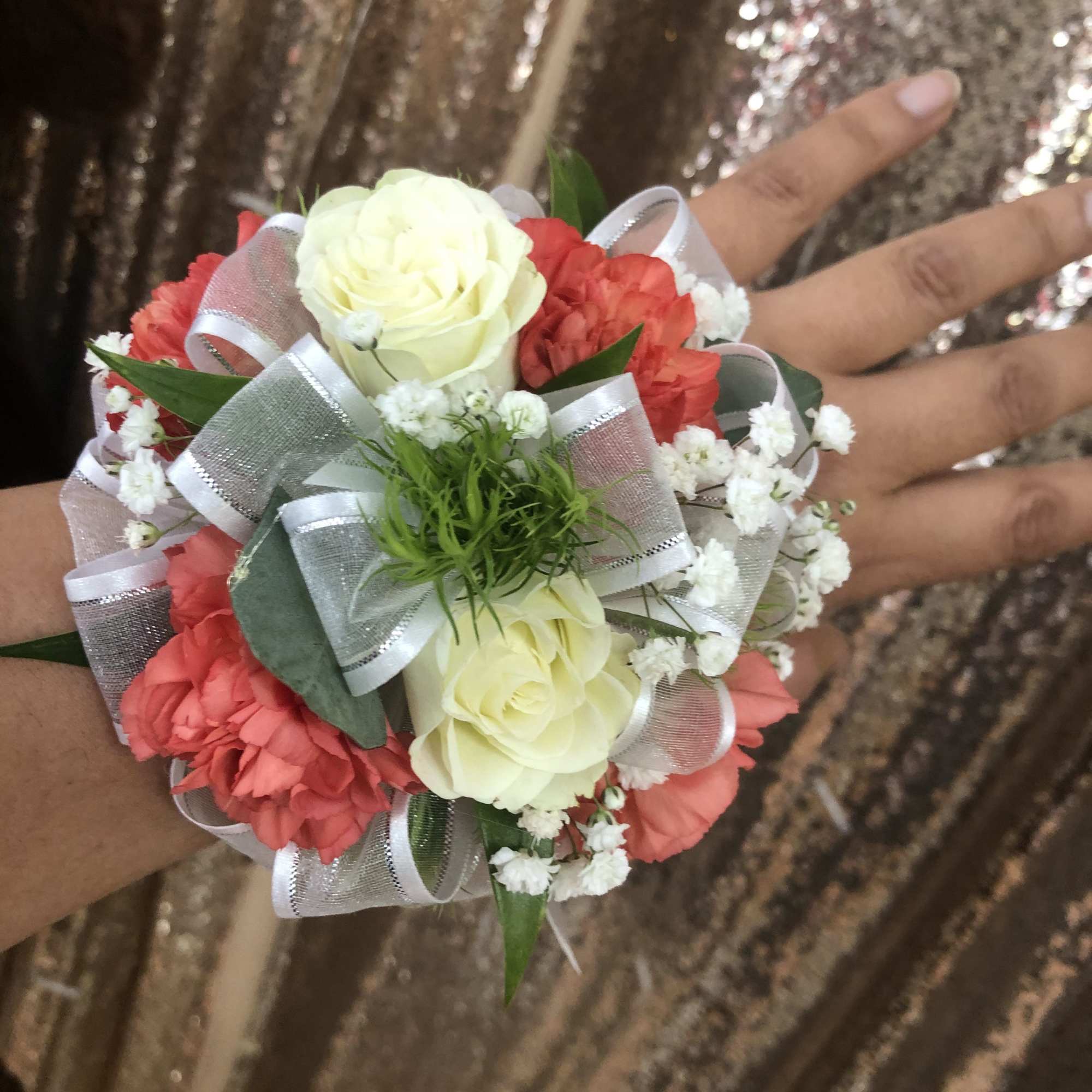 Made whit spray roses and baby&rsquo;s breath and fillers
JUST INDICATE THE COLOR