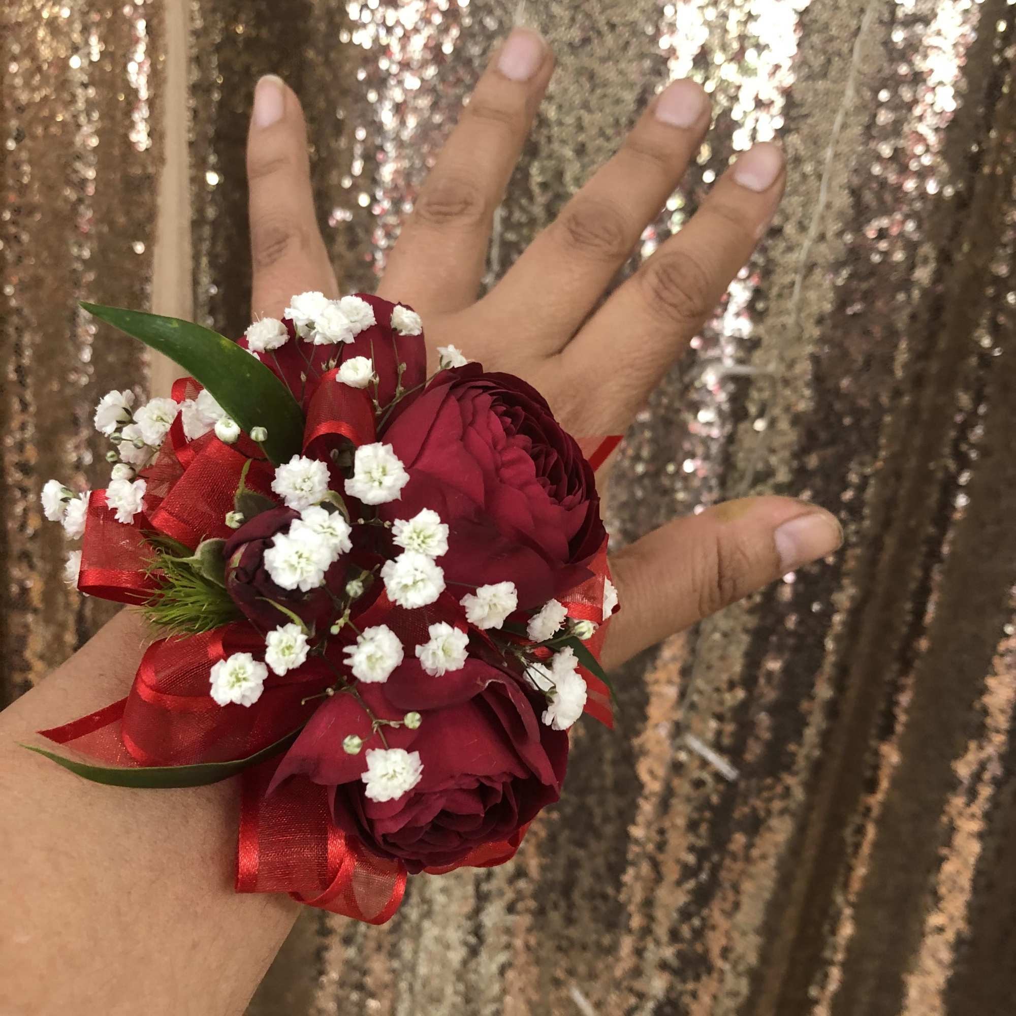 Made whit spray roses and baby&rsquo;s breath and fillers
JUST INDICATE THE COLOR