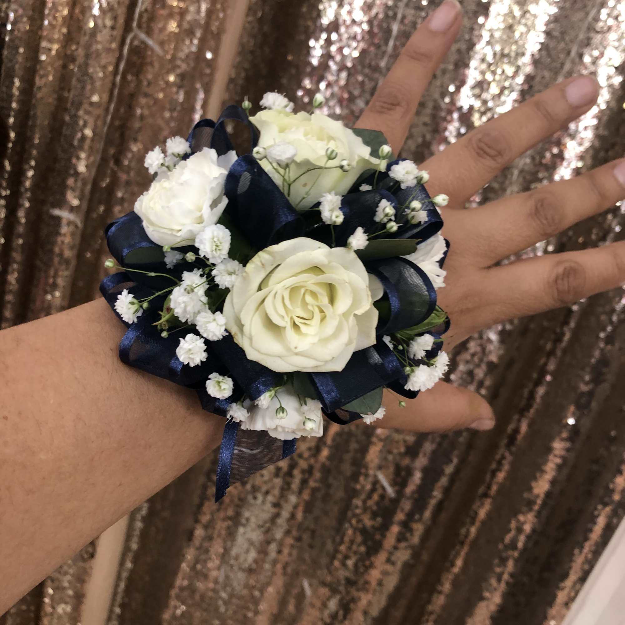 Made whit spray roses and baby&rsquo;s breath and fillers
JUST INDICATE THE COLOR