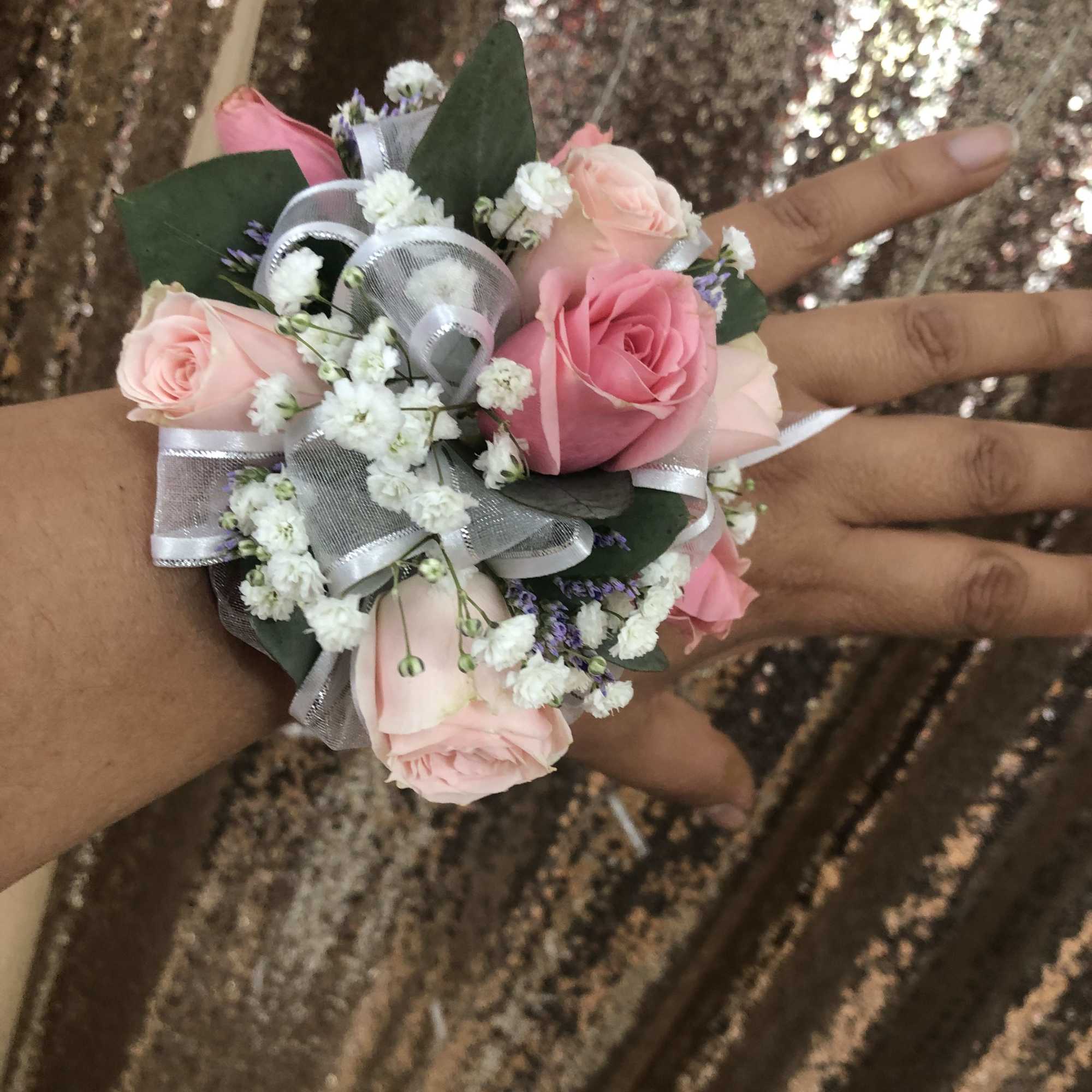 Made whit spray roses and baby&rsquo;s breath and fillers
JUST INDICATE THE COLOR