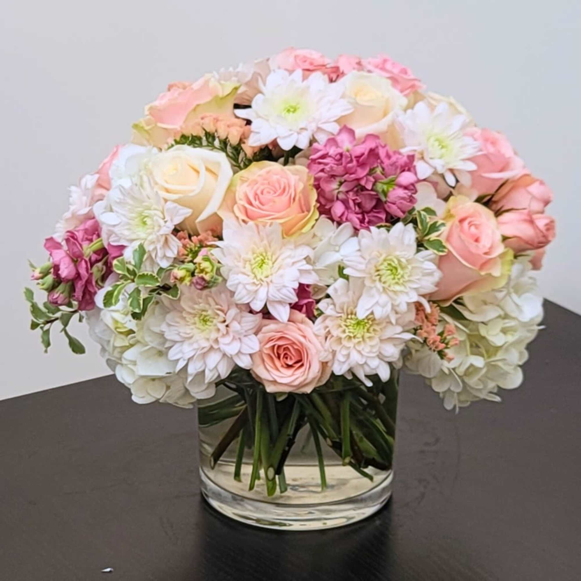 Refresh some one-day bouquets, with fresh flowers of chrysanthemum, daisies and garden