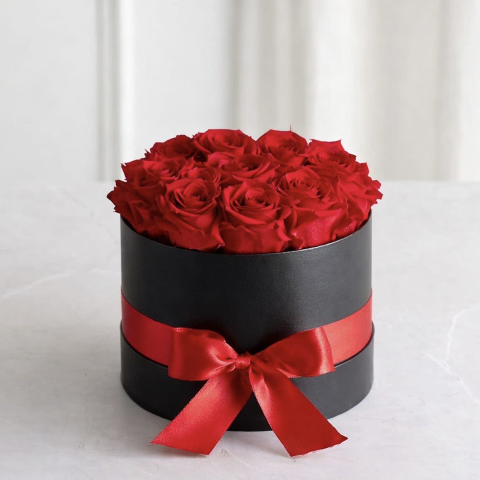 This luxurious arrangement features a stunning collection of vibrant red roses beautifully