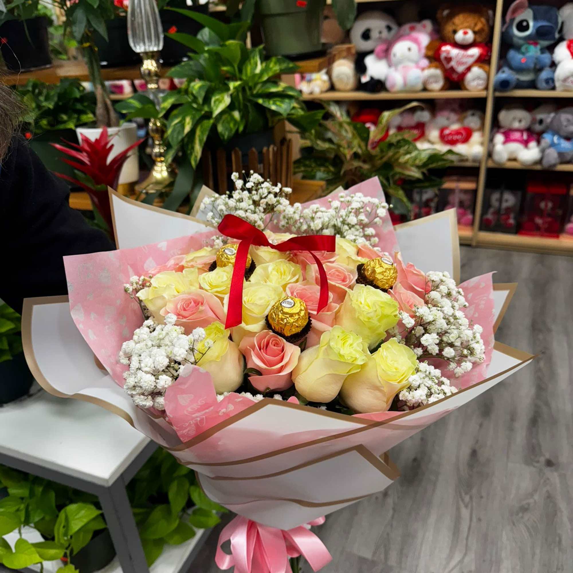 bouquet of 25 mix of white and light pink roses (Baby's-breath)
