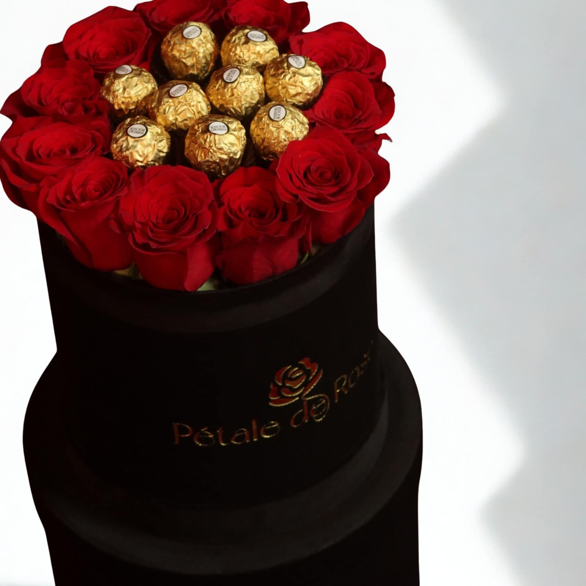 The perfect blend of romance and sweetness.
This arrangement includes 10 fresh red