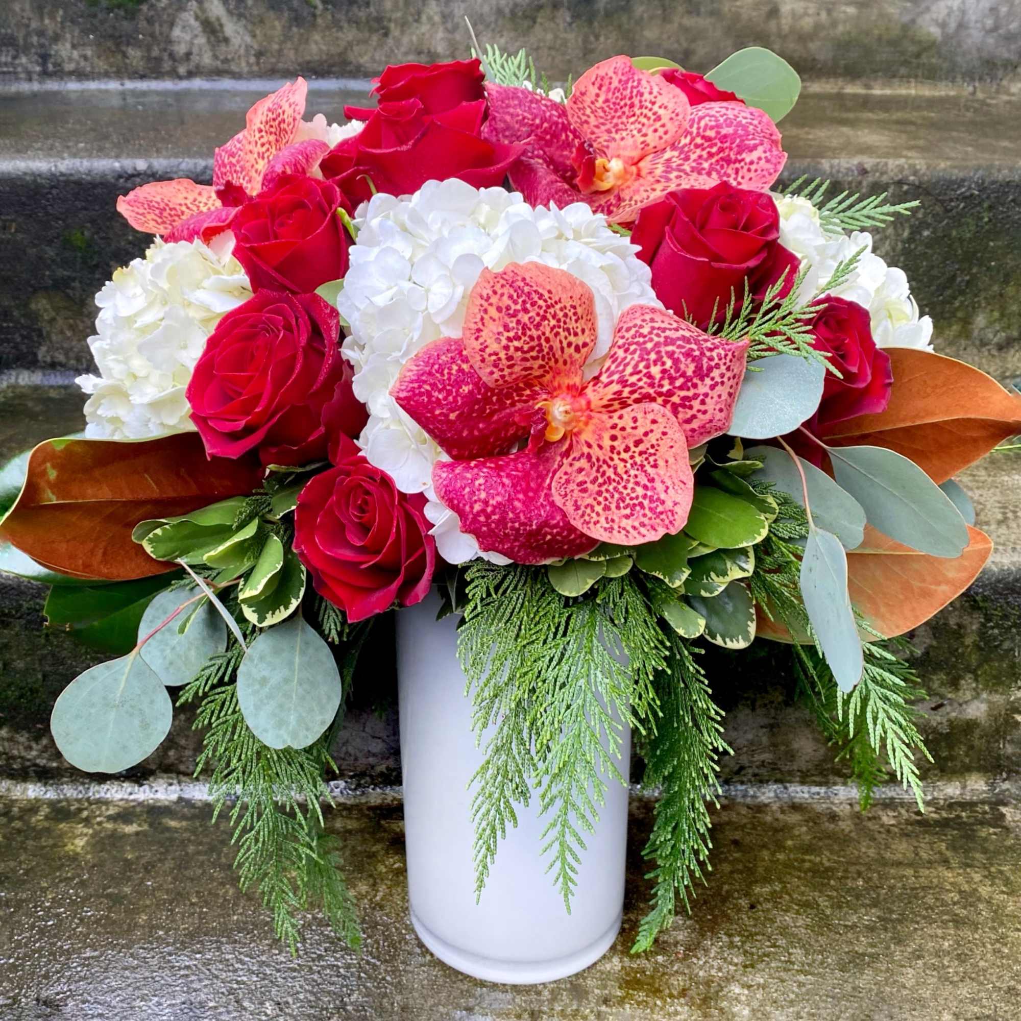 Our Signature Rose Arrangements are the epitome of Fiori style. Instead of