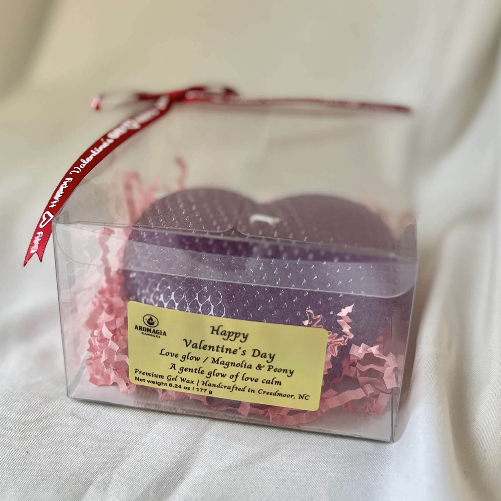 A warm aroma of magnolia and peony. This heart shaped candle glows