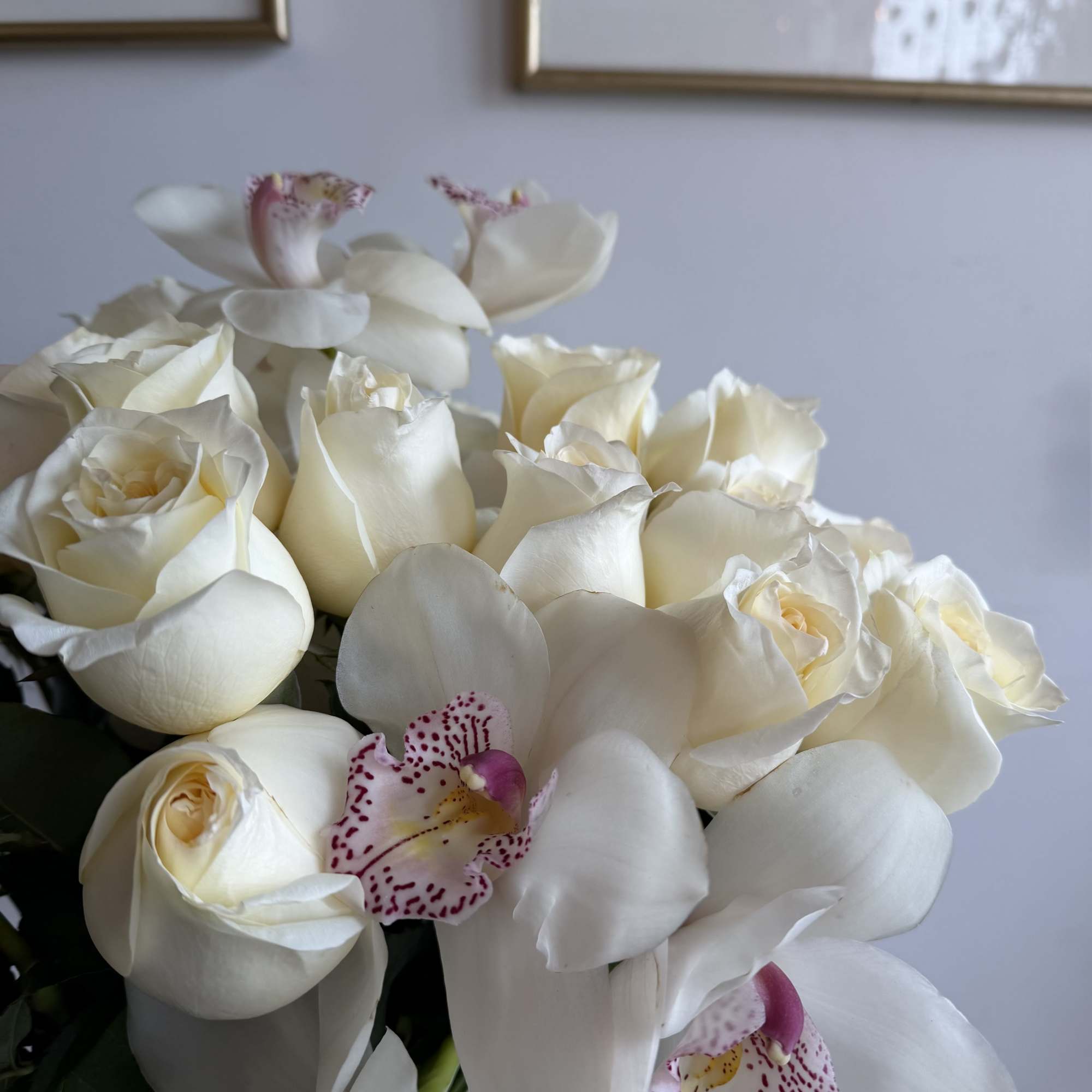 luxury combo roses and cymbidium white 

*****Limited pieces available. ***