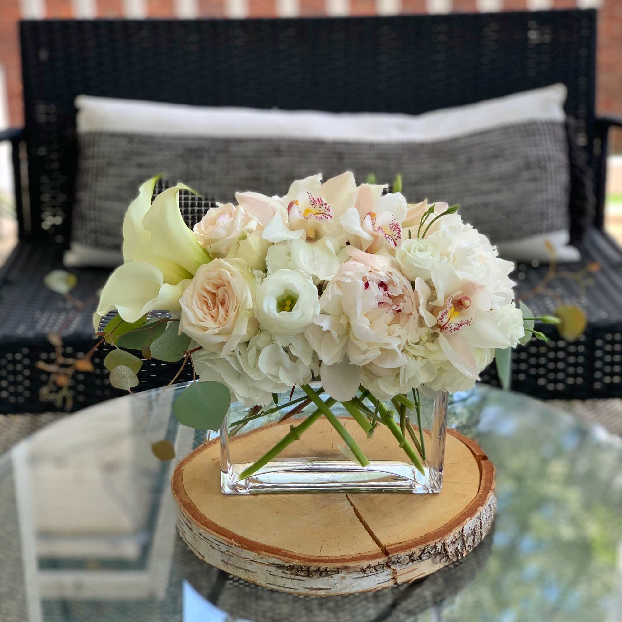 This monochromatic arrangement is perfect for a chic and classic person.

- Delicately