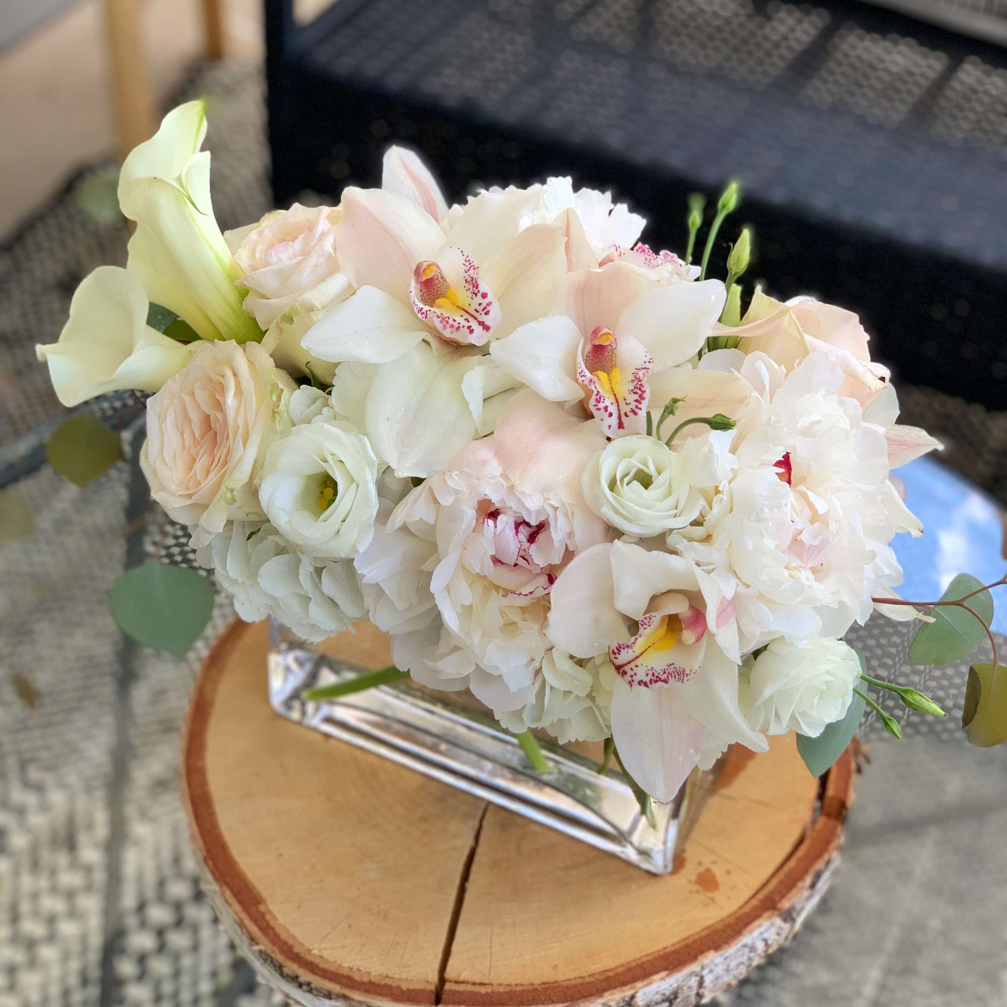 This monochromatic arrangement is perfect for a chic and classic person.

- Delicately