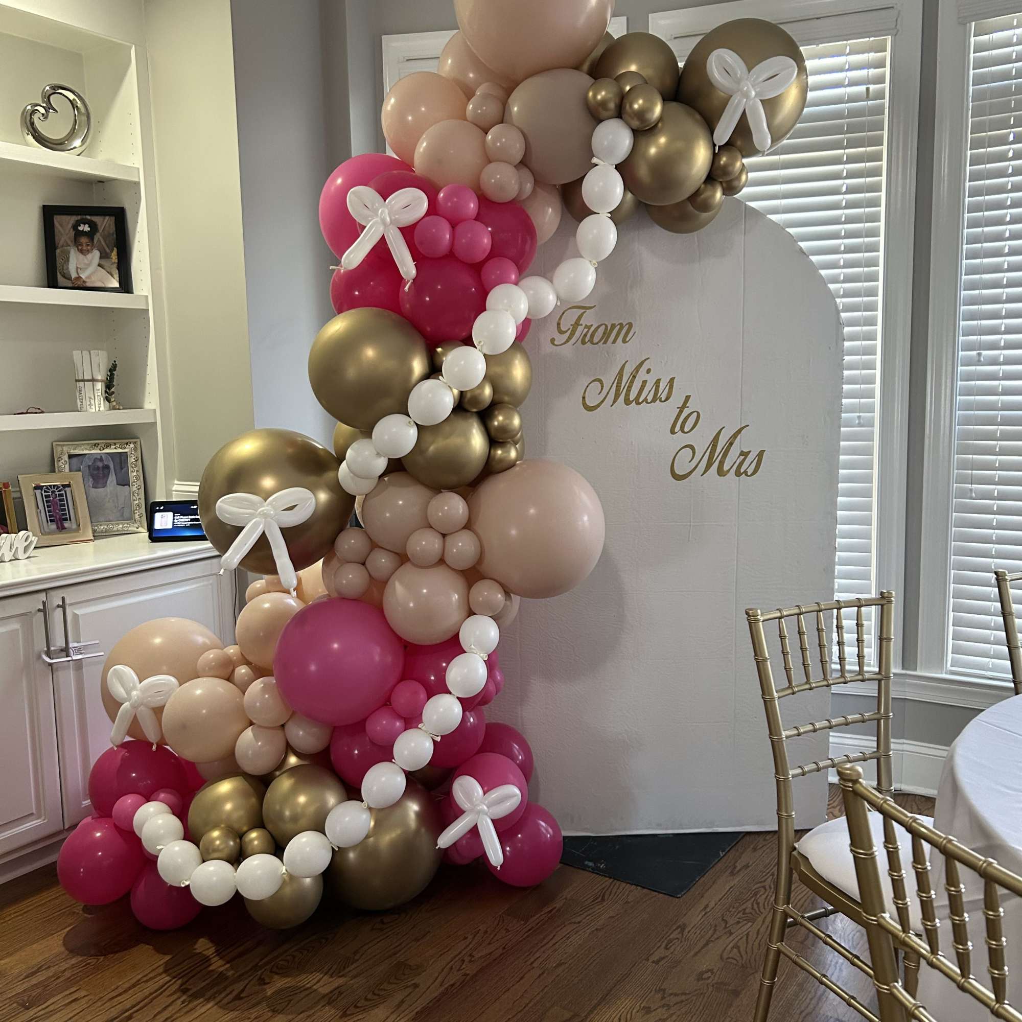 Single Chiara wall, with balloon garland display. 
Customized wording and colors. 

Wall