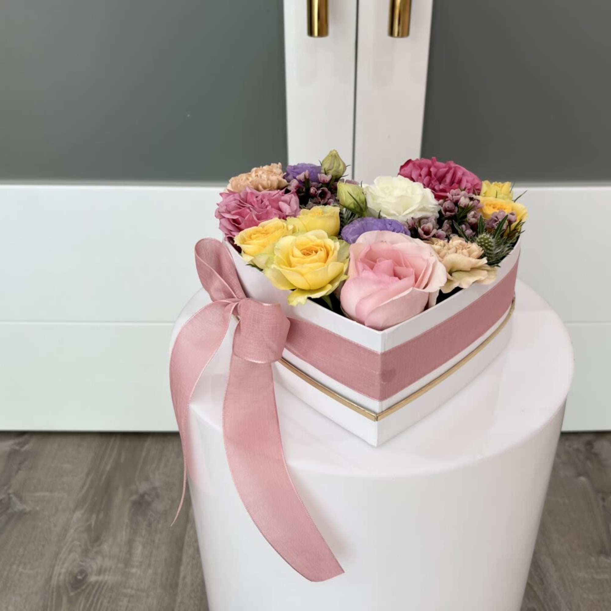 Give your heart with this beautiful arrangement. Mix of premium fresh seasonal