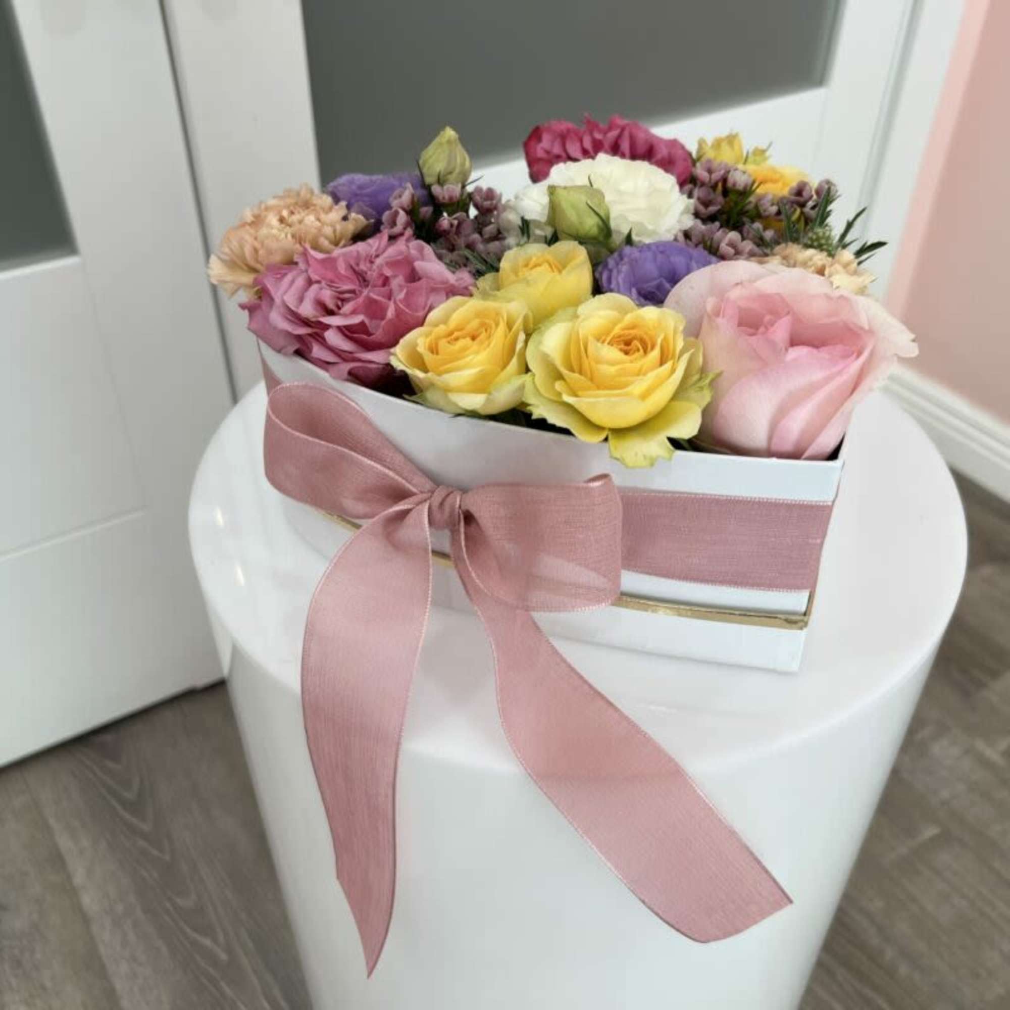 Give your heart with this beautiful arrangement. Mix of premium fresh seasonal