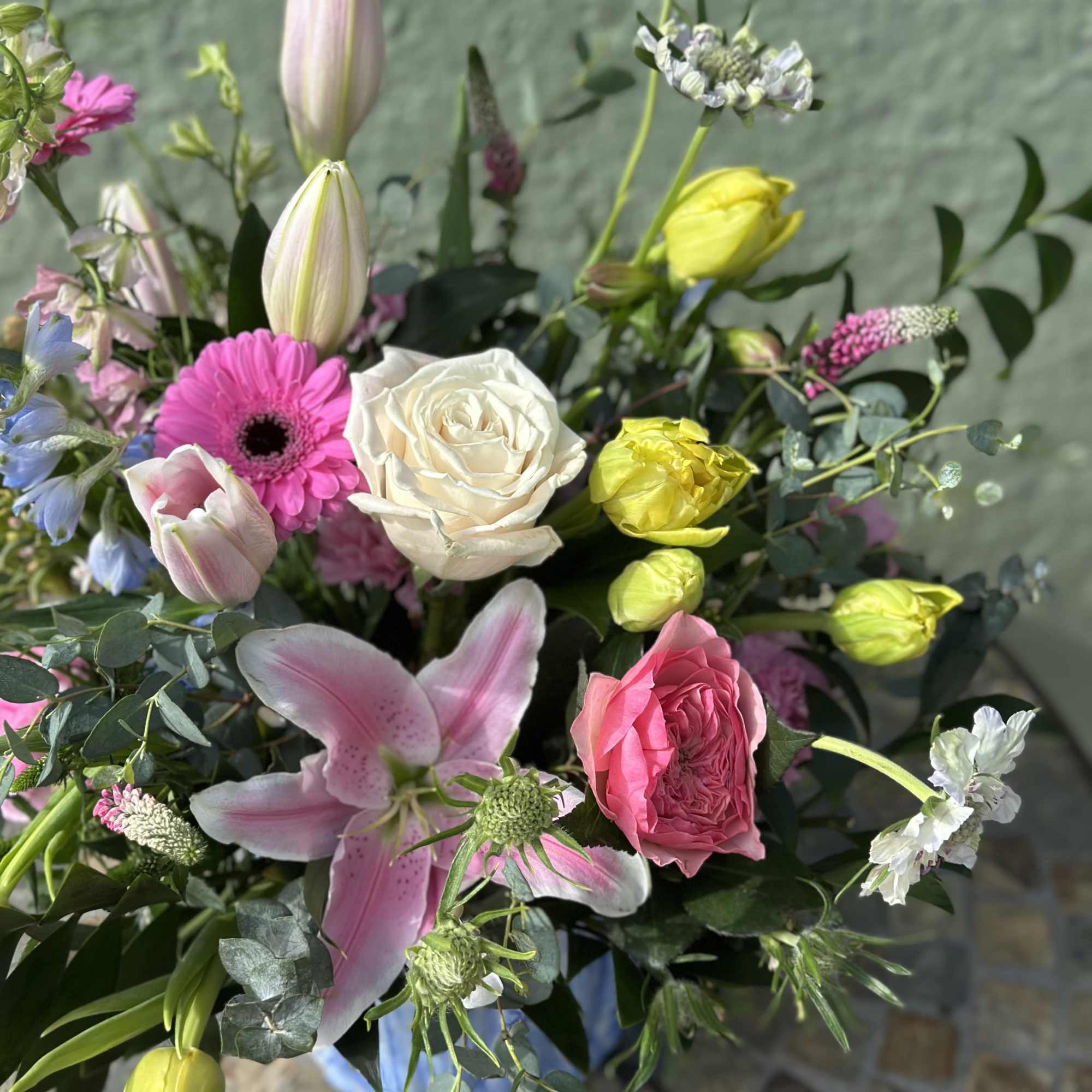 This arrangement is all about vibrant energy and cool contrast. Ditching the