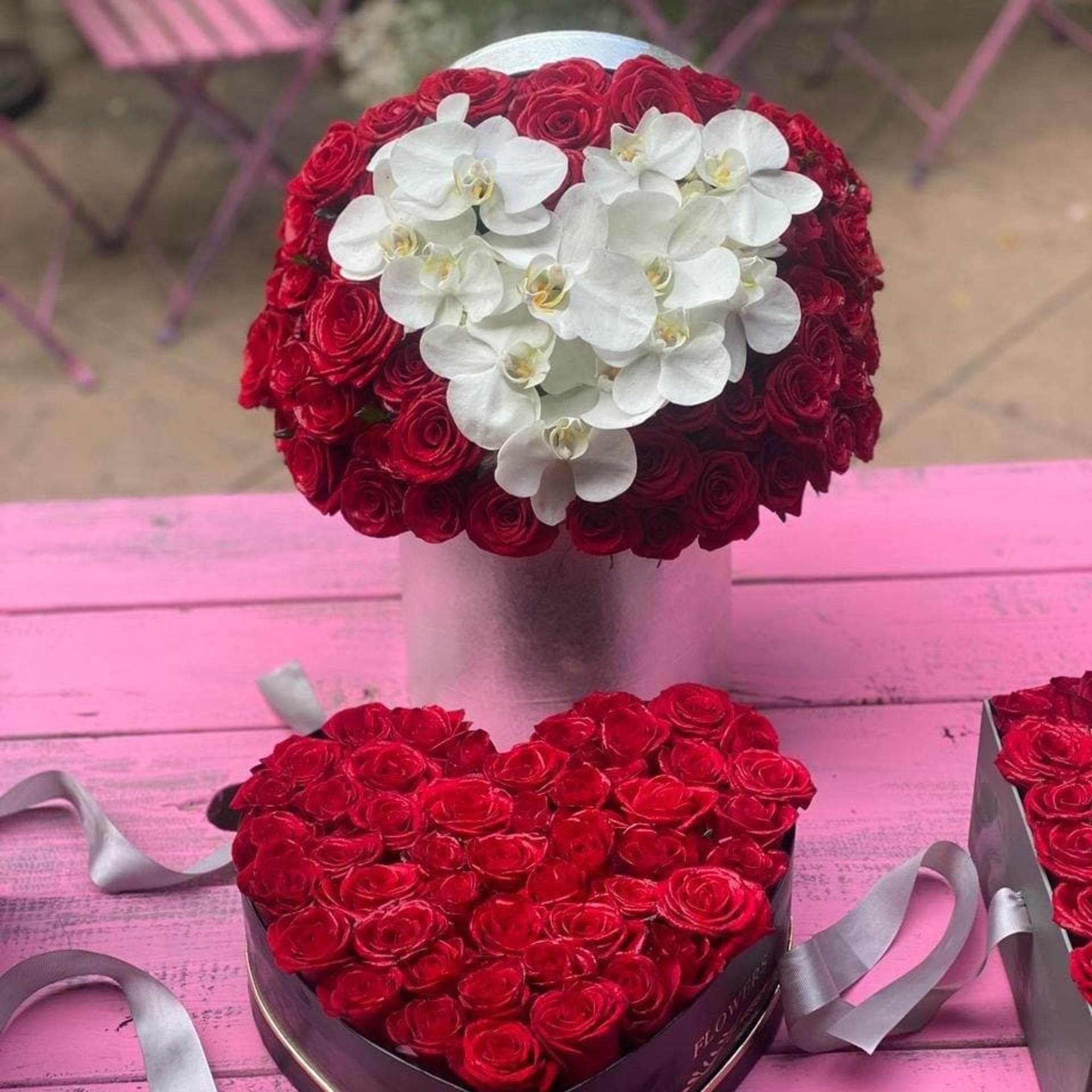 Red and white roses are used to design these boxes. 