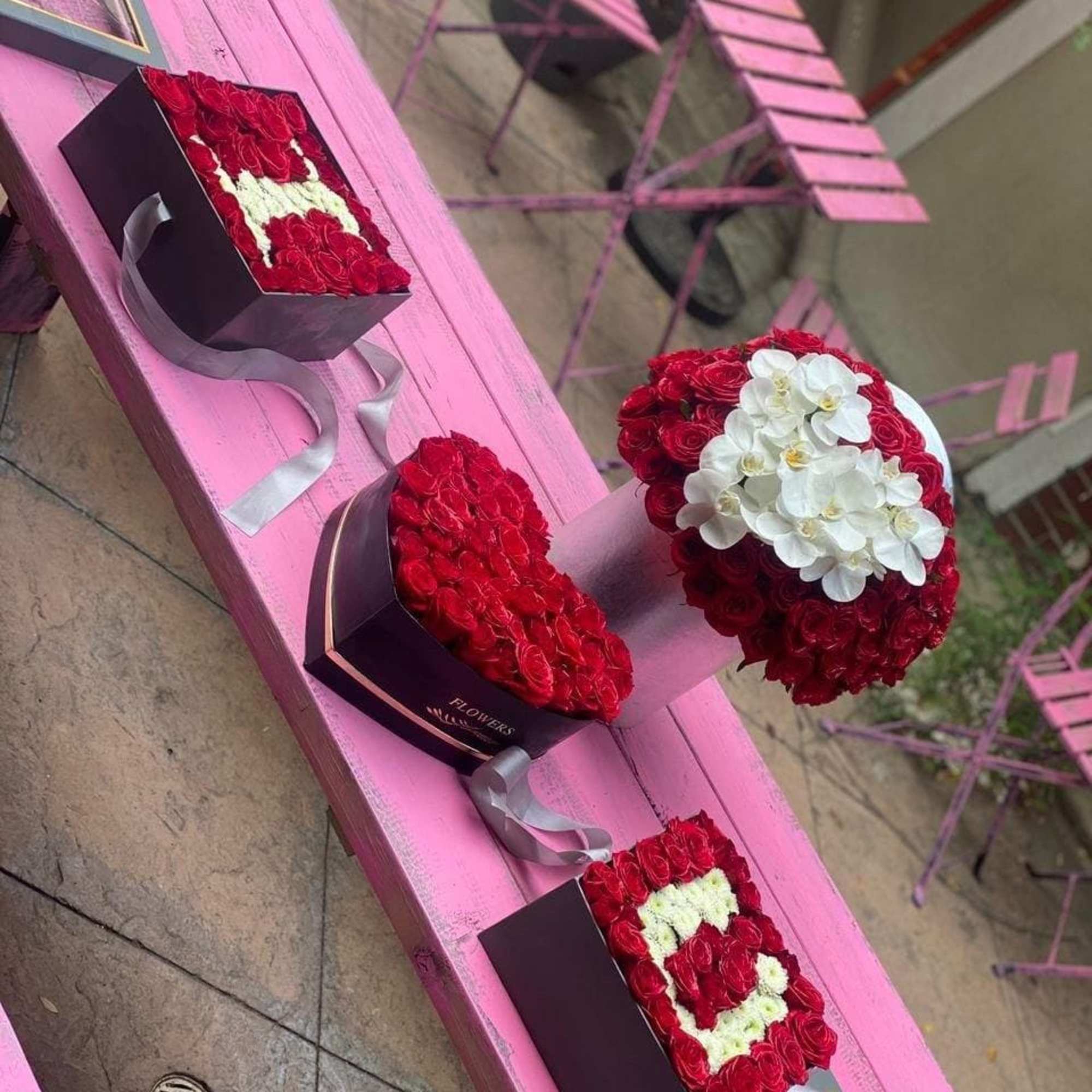 Red and white roses are used to design these boxes. 