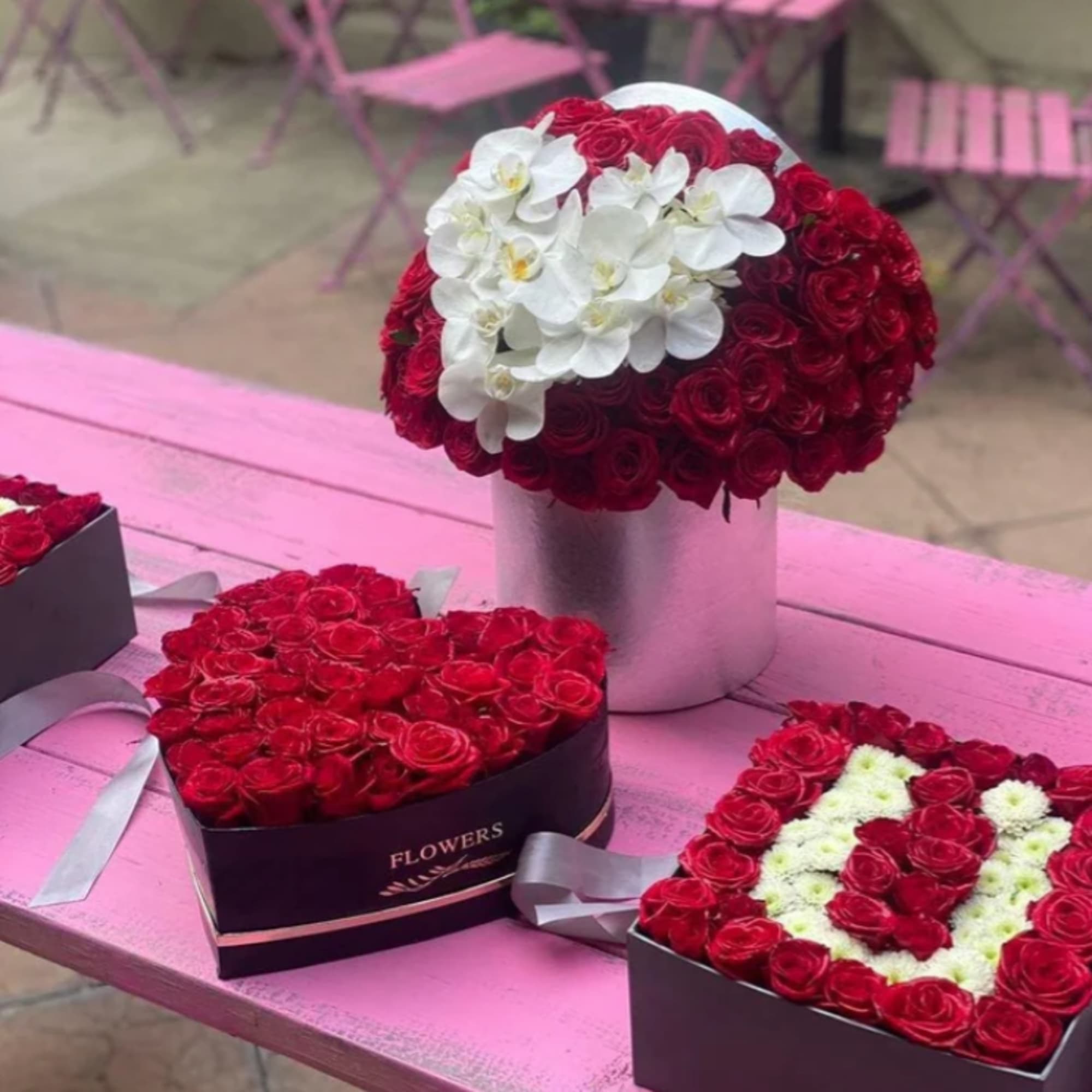 Red and white roses are used to design these boxes. 