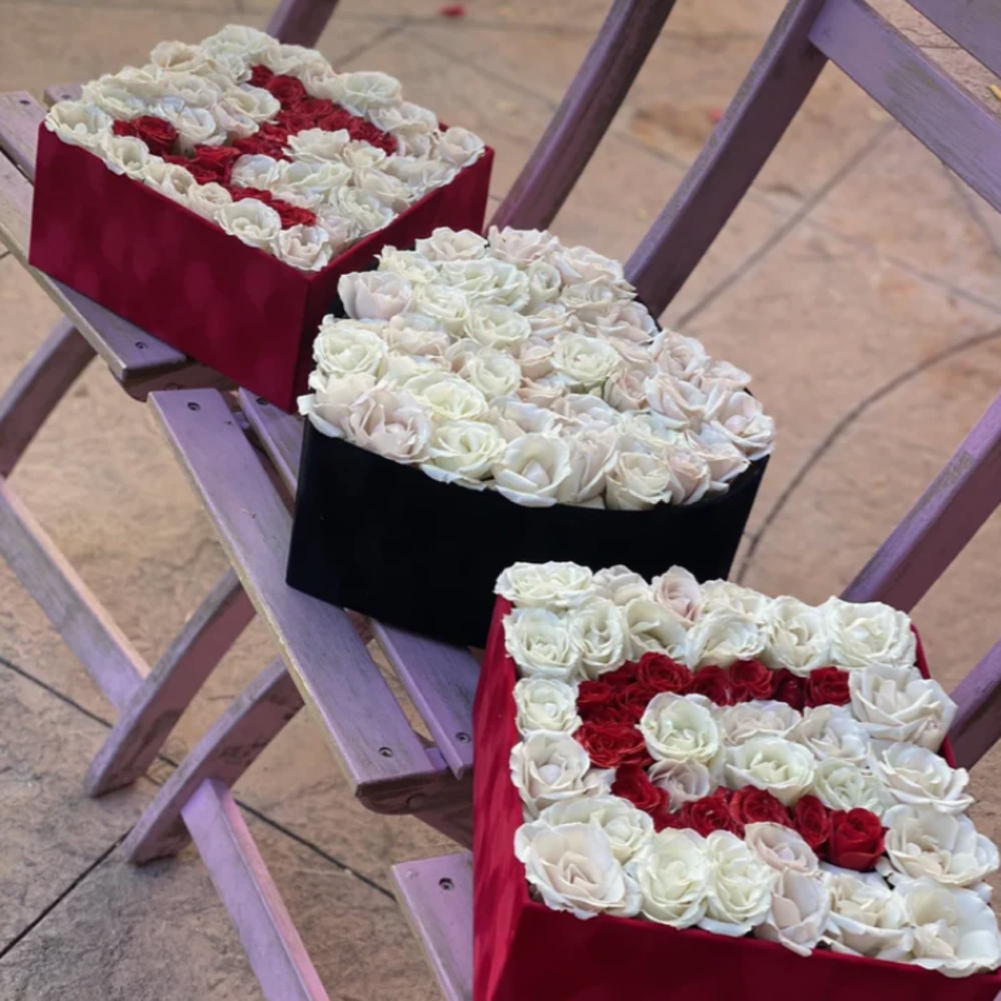 Red and white roses are used to design these boxes. 