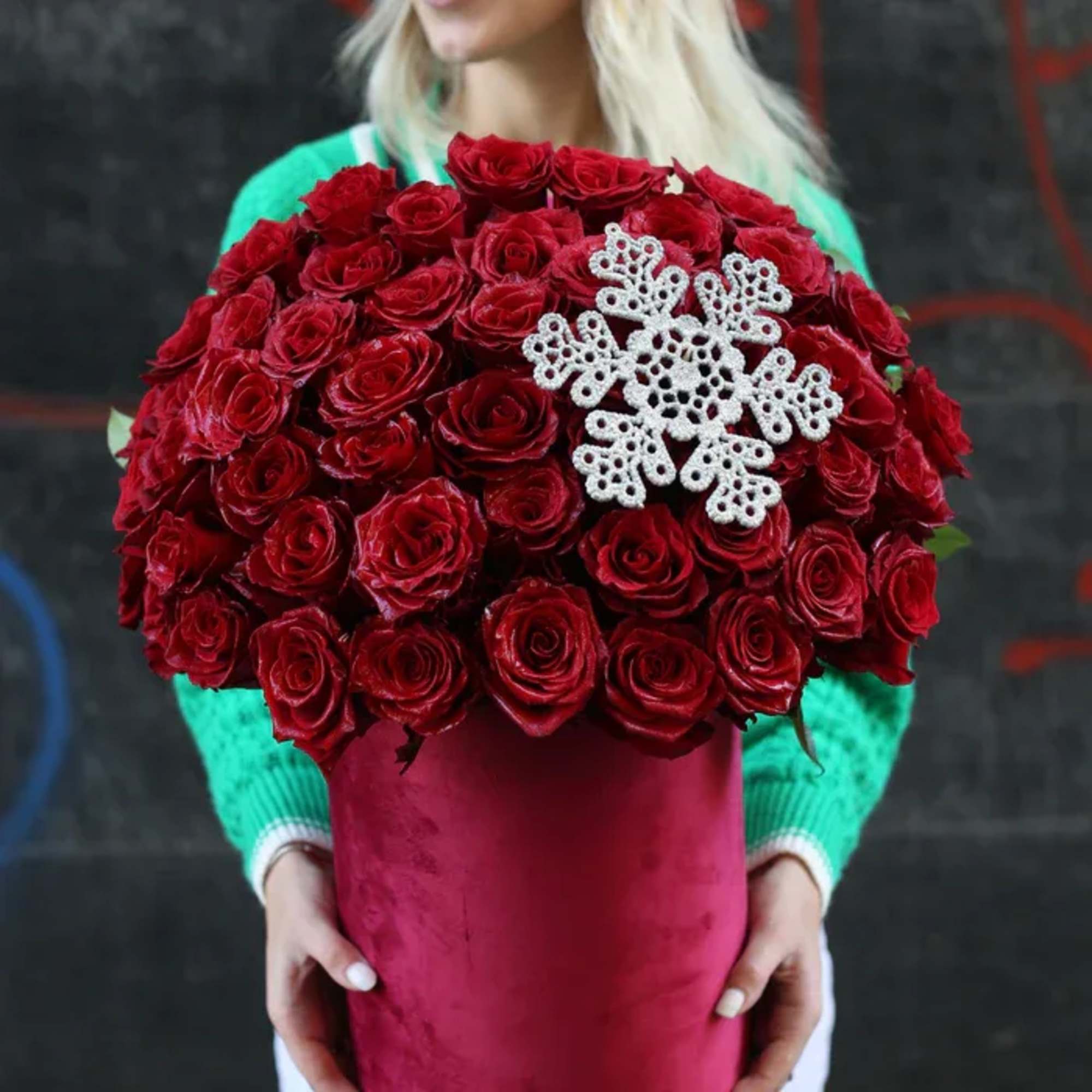 Snow Love is the perfect gift for the holiday season. This bright