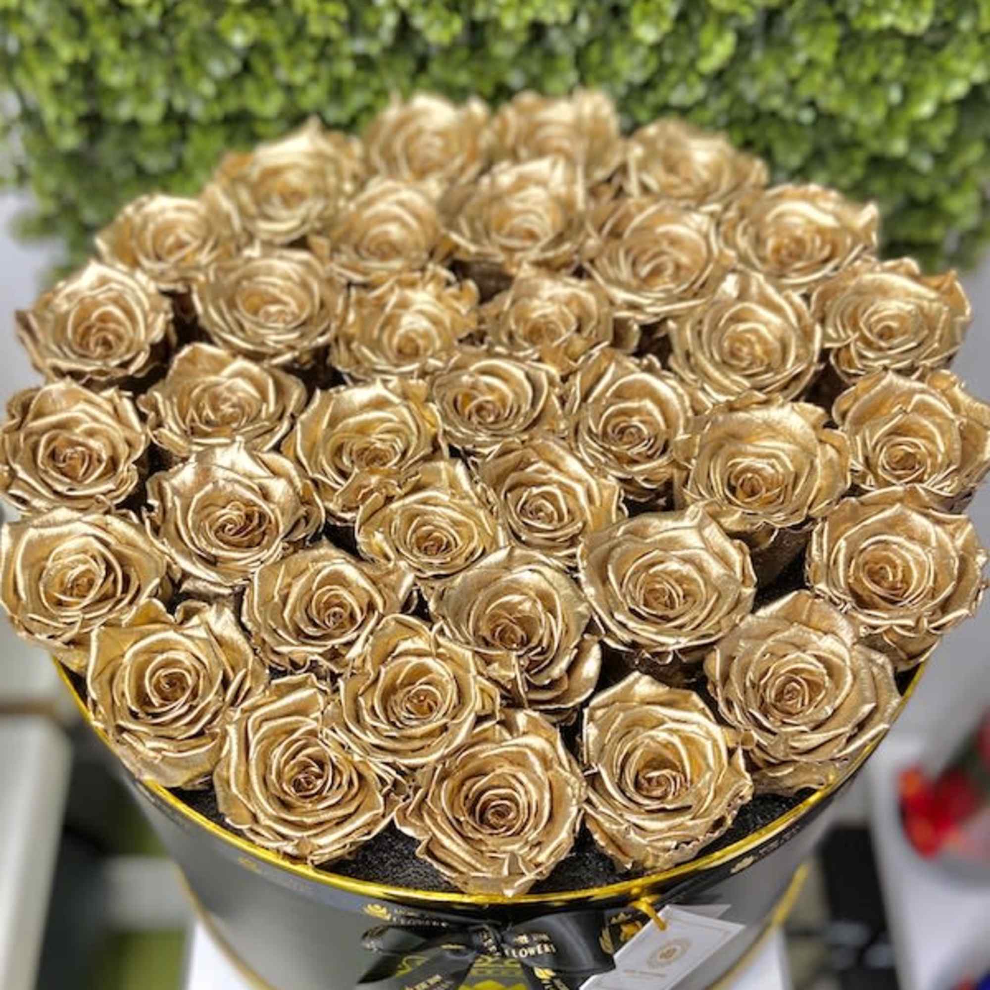 Magna Round Box Eternal Roses: We stopped the clock for our preserved