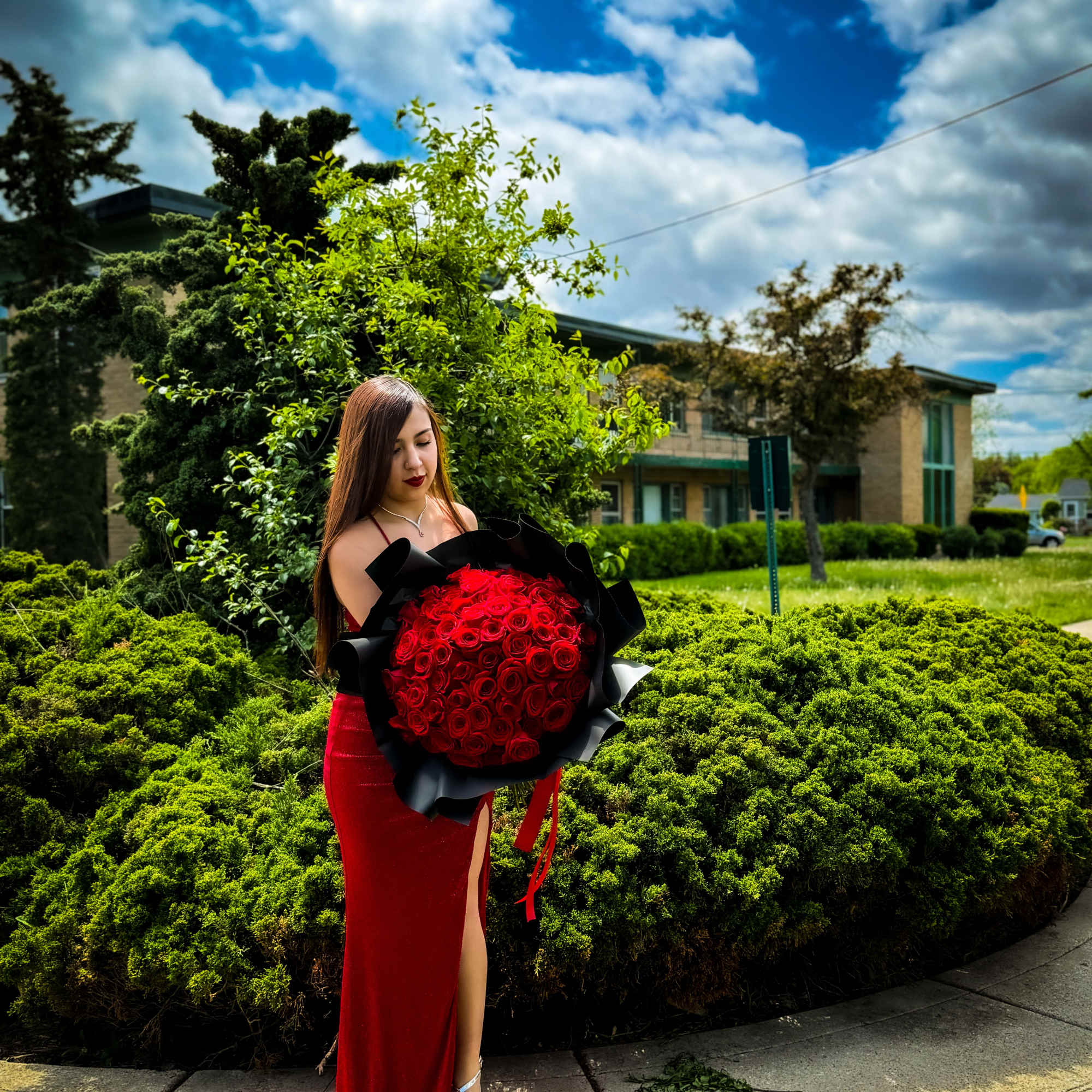 Experience the pinnacle of luxury floral gifting with our premium Ecuadorian red