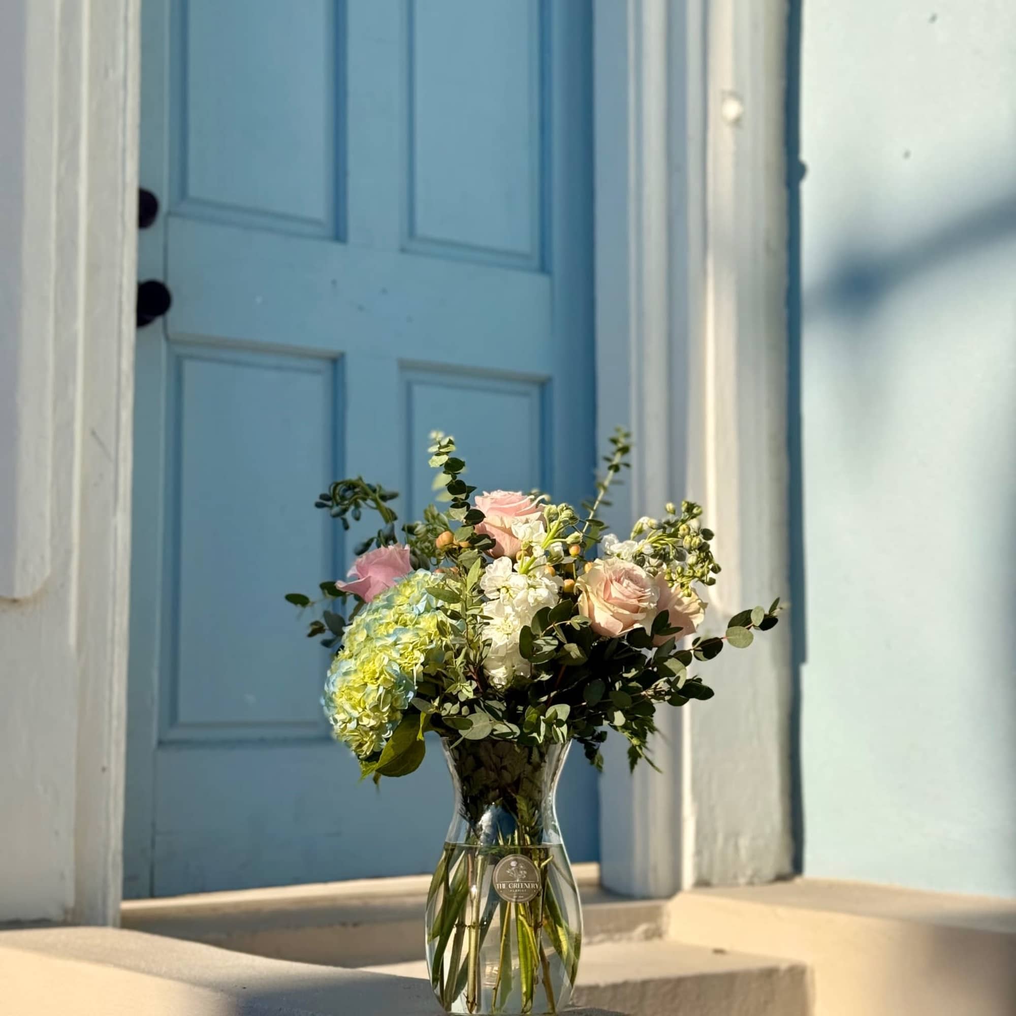 A soft, elegant blend of pastel blooms.
Featuring:
- Ecuadorian Roses
- Blue Hydrangeas
- White