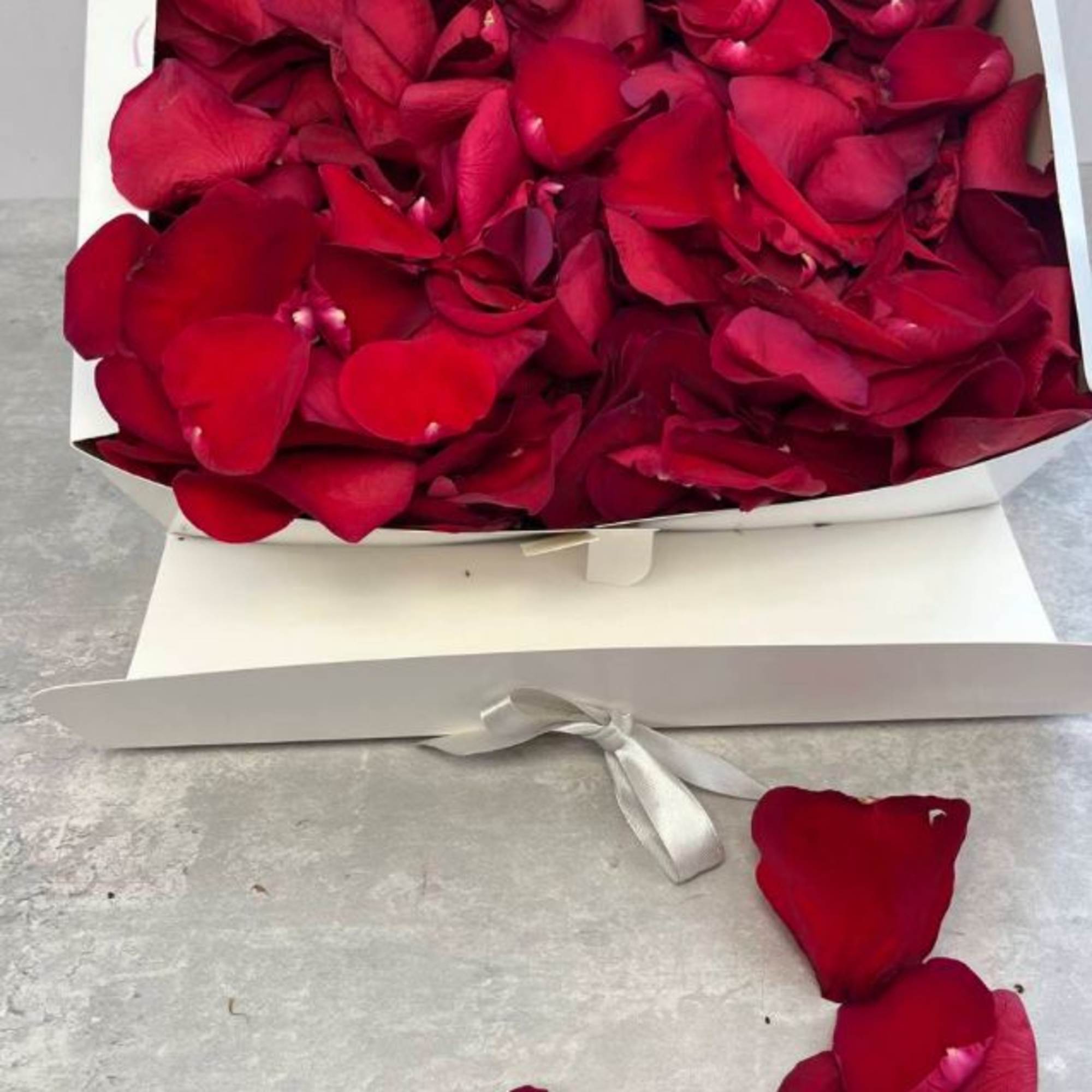 Natural petals. It's enough to recreate something like the photo.  Use