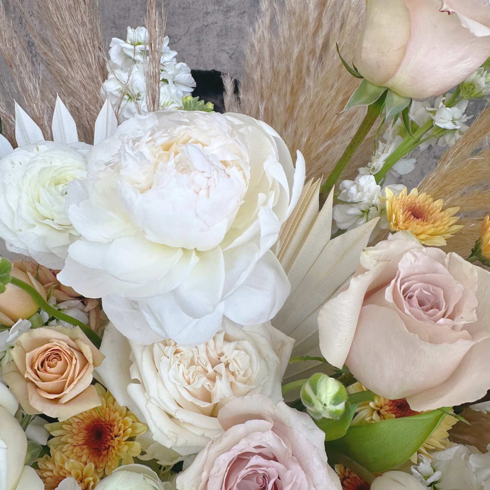 Fresh and dried flowers meet created a wild and free design that